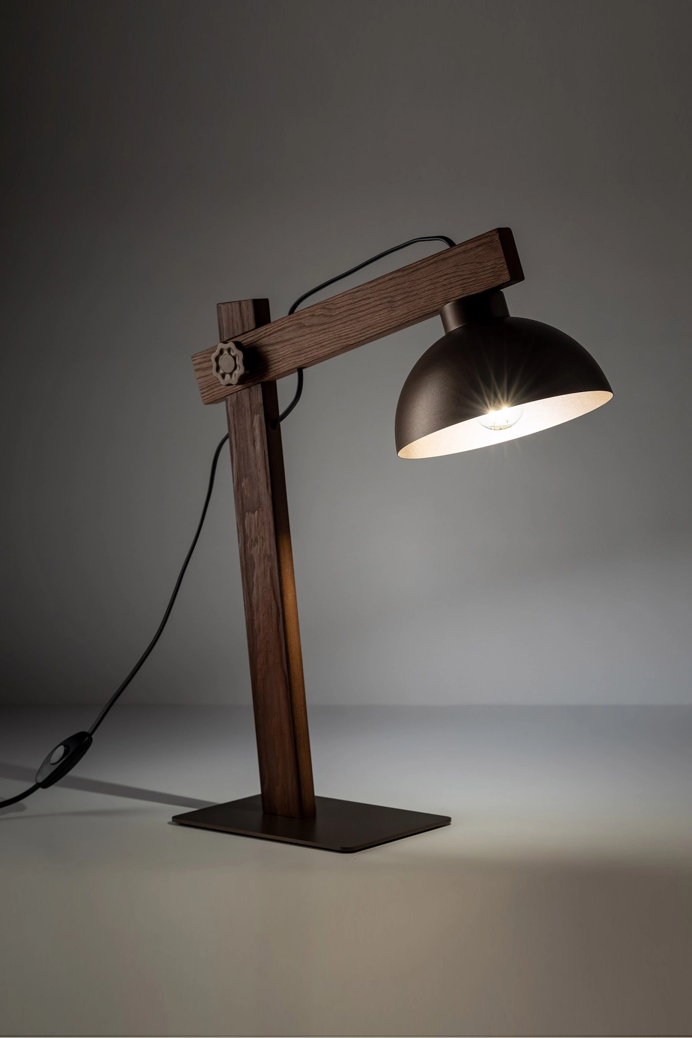   
                        
                        Настольная лампа TK LIGHTING (Польша) 30670    
                         В стиле Кантри, Лофт.  
                        Тип источника света: светодиодная лампа, сменная.                                                 Цвета плафонов и подвесок: Коричневый.                         Материал: Металл.                          фото 6