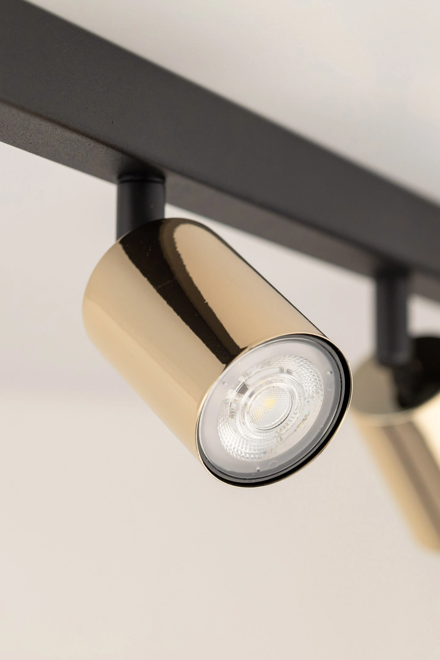   
                        
                        Світильник поворотний TK LIGHTING (Польща) 30745    
                         У стилі Хай-тек, Лофт.  
                        Тип джерела світла: світлодіодна лампа, змінна.                         Форма: Прямокутник.                         Кольори плафонів і підвісок: Латунь.                         Матеріал: Метал.                          фото 4