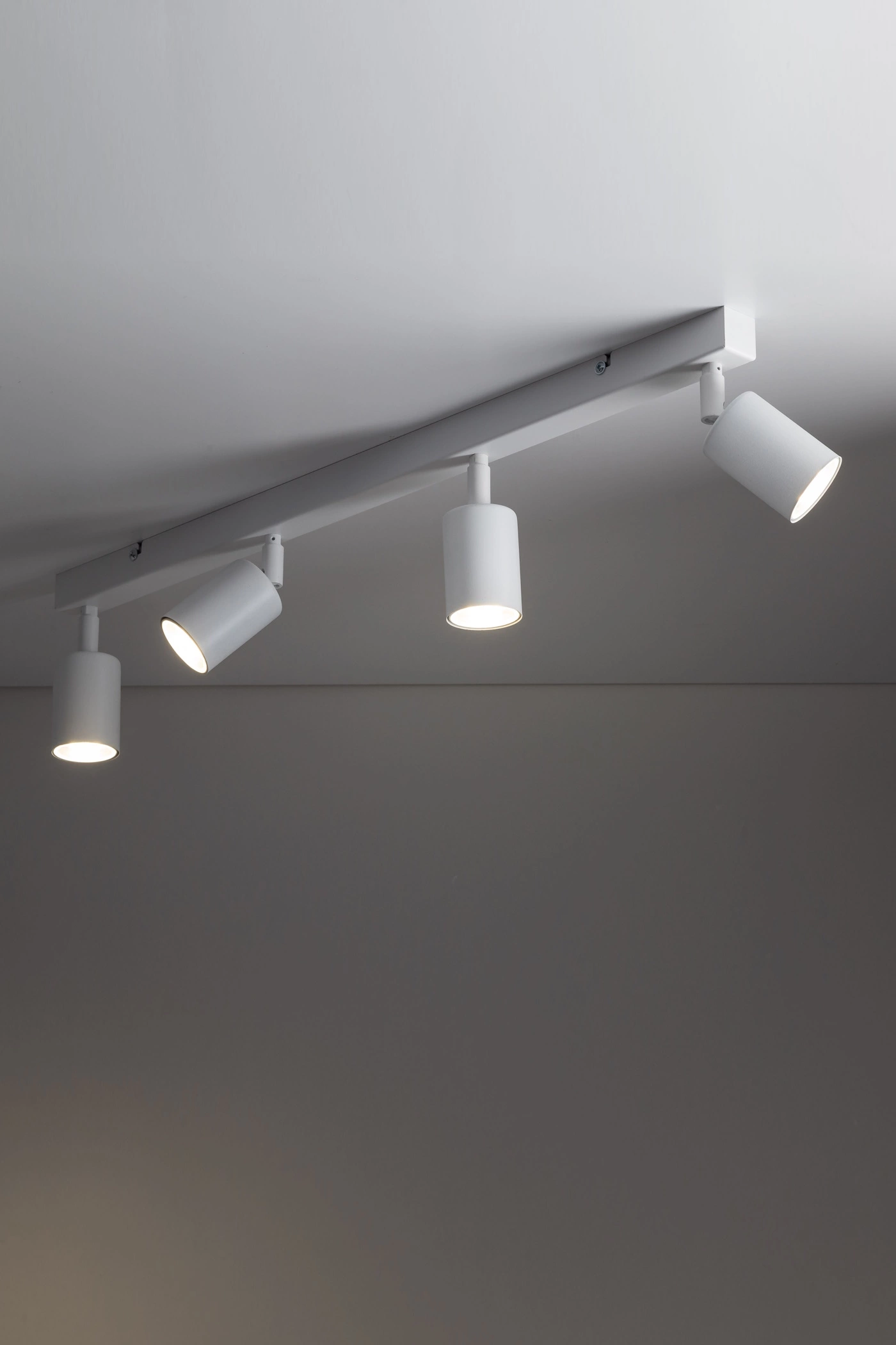  
                        
                        Світильник поворотний TK LIGHTING (Польща) 30754    
                         У стилі Хай-тек.  
                        Тип джерела світла: світлодіодна лампа, змінна.                         Форма: Прямокутник.                         Кольори плафонів і підвісок: Білий.                         Матеріал: Метал.                          фото 4