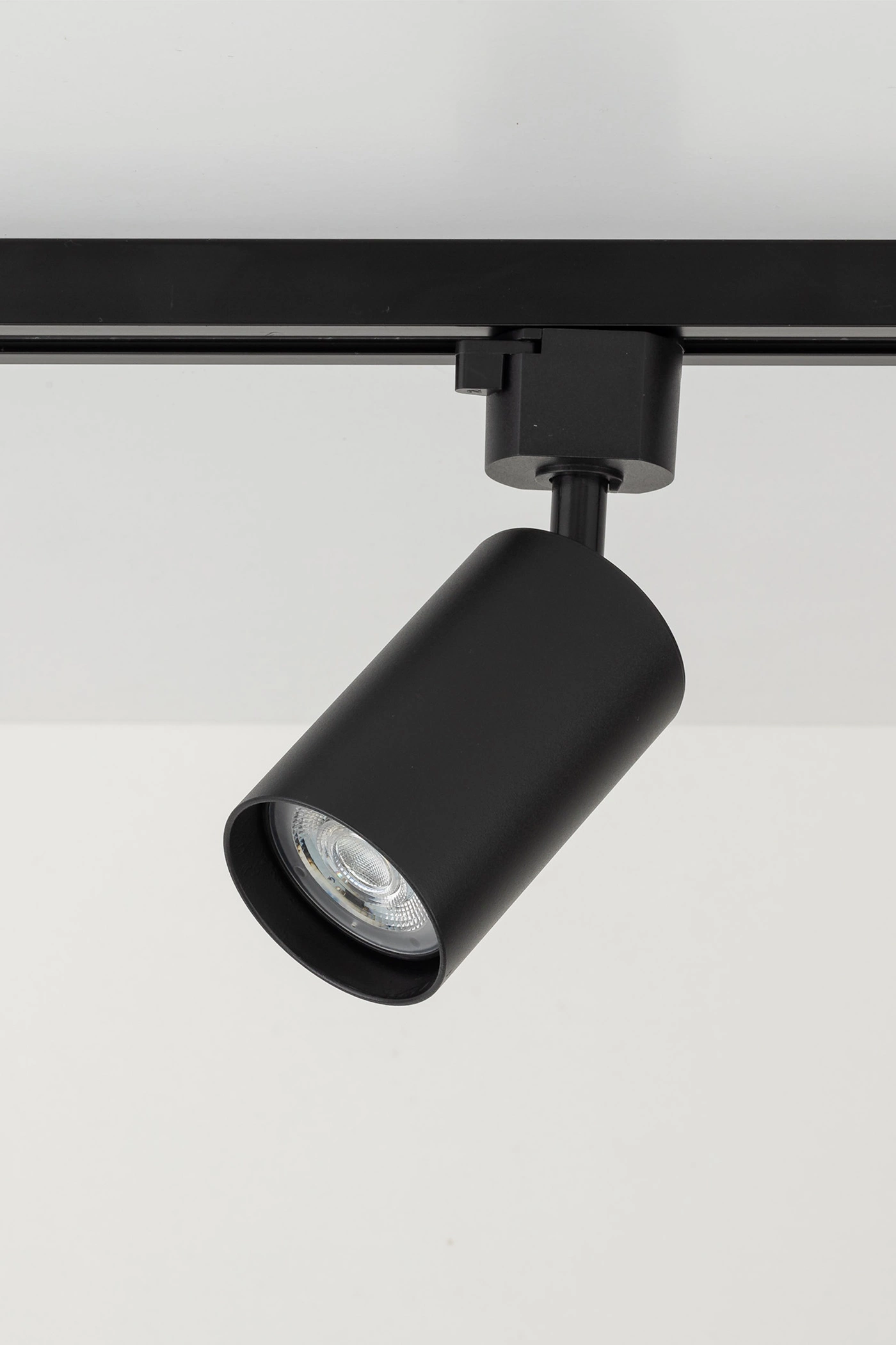   
                        
                        Трековий світильник TK LIGHTING (Польща) 30760    
                         У стилі Хай-тек.  
                        Тип джерела світла: світлодіодна лампа, змінна.                                                 Кольори плафонів і підвісок: Чорний.                         Матеріал: Метал.                          фото 2