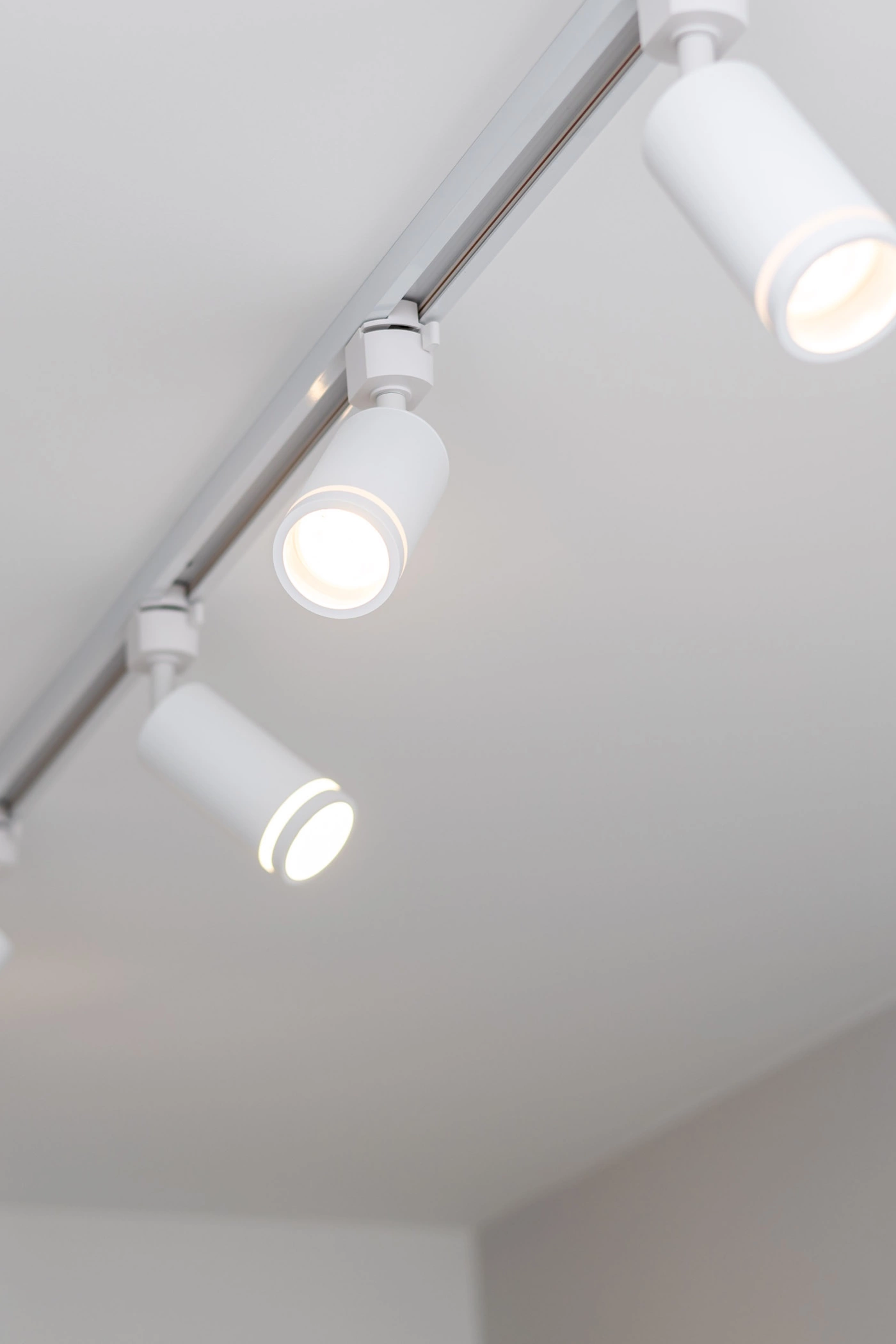  
                        
                        Трековий світильник TK LIGHTING (Польща) 30762    
                         У стилі Хай-тек.  
                        Тип джерела світла: світлодіодна лампа, змінна.                                                 Кольори плафонів і підвісок: Білий.                         Матеріал: Метал.                          фото 3
