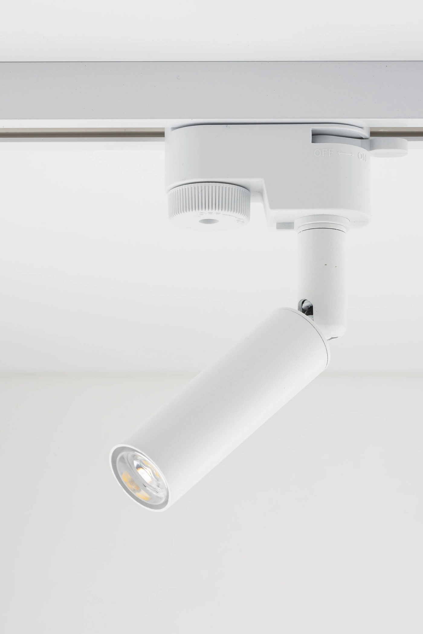   
                        
                        Трековий світильник TK LIGHTING (Польща) 30764    
                         У стилі Хай-тек.  
                        Тип джерела світла: світлодіодна лампа, змінна.                                                 Кольори плафонів і підвісок: Білий.                         Матеріал: Метал.                          фото 2