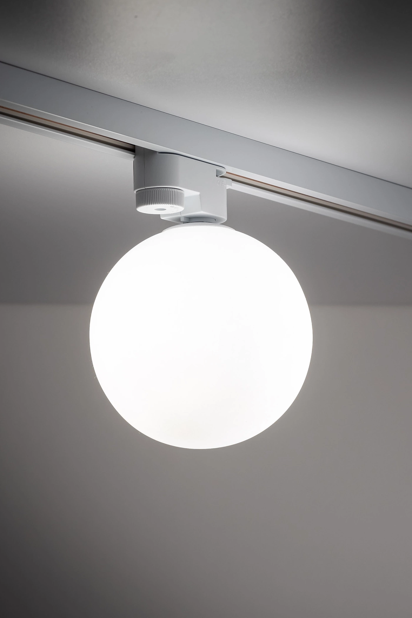   
                        
                        Трековий світильник TK LIGHTING (Польща) 30977    
                         У стилі Модерн.  
                        Тип джерела світла: світлодіодна лампа, змінна.                                                 Кольори плафонів і підвісок: Білий.                         Матеріал: Скло.                          фото 2