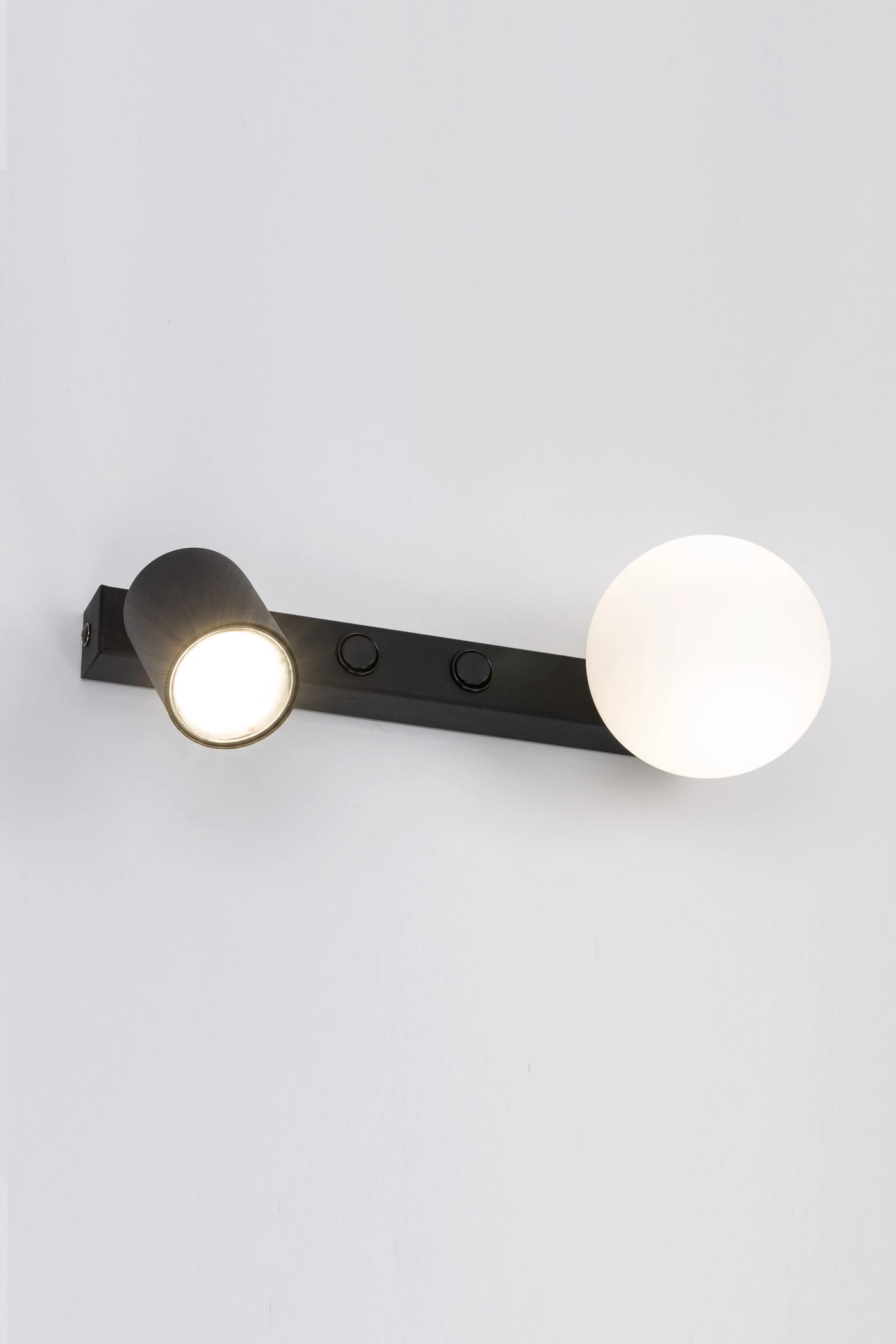   
                        
                        Бра TK LIGHTING (Польша) 31114    
                         В стиле Хай-тек.  
                        Тип источника света: светодиодная лампа, сменная.                                                 Цвета плафонов и подвесок: Белый, Черный.                         Материал: Стекло.                          фото 8
