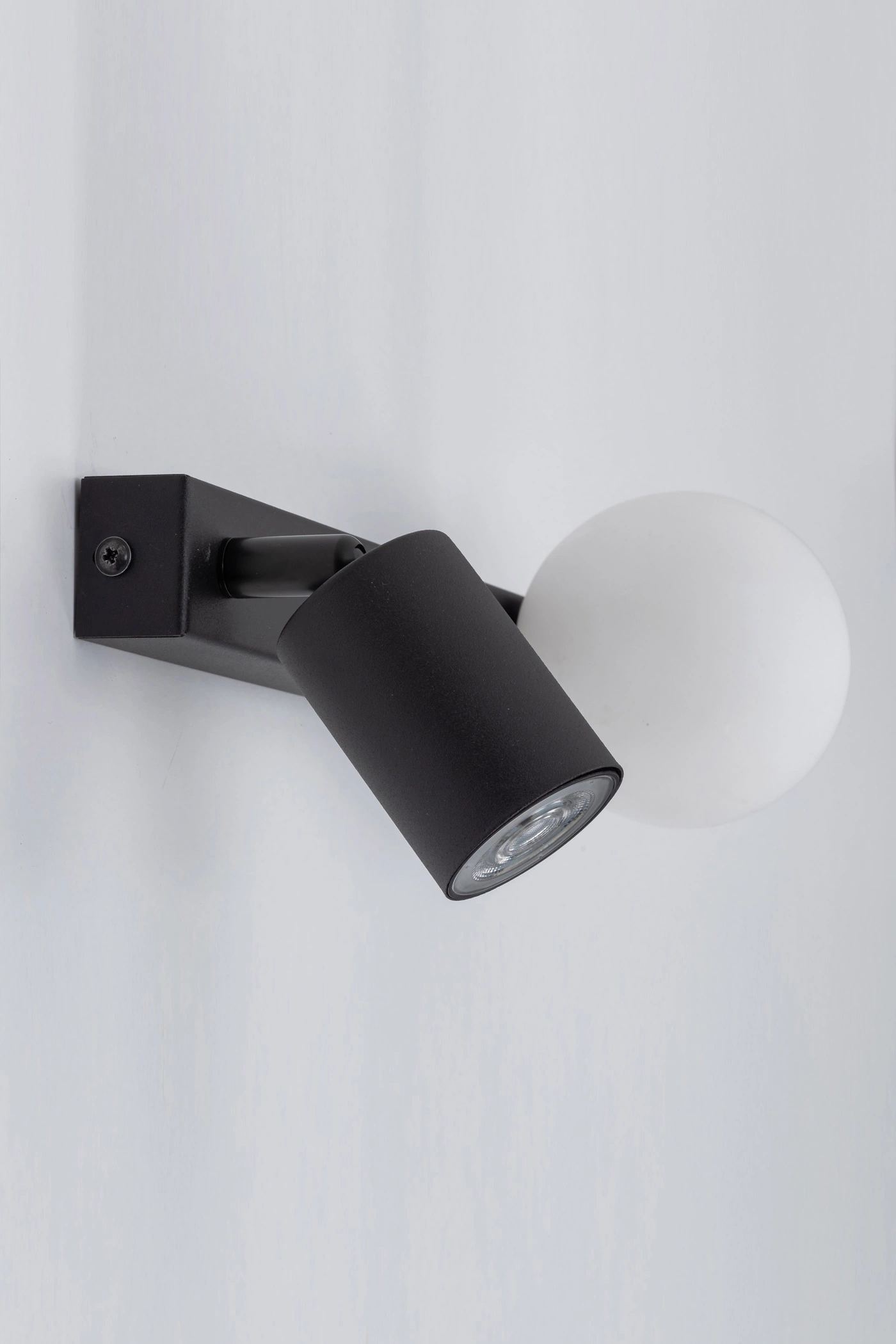   
                        
                        Бра TK LIGHTING (Польша) 31114    
                         В стиле Хай-тек.  
                        Тип источника света: светодиодная лампа, сменная.                                                 Цвета плафонов и подвесок: Белый, Черный.                         Материал: Стекло.                          фото 9