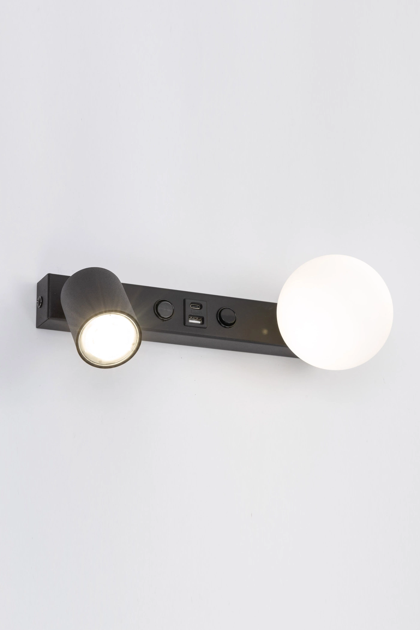   
                        
                        Бра TK LIGHTING (Польша) 31115    
                         В стиле Хай-тек.  
                        Тип источника света: светодиодная лампа, сменная.                                                 Цвета плафонов и подвесок: Белый, Черный.                         Материал: Стекло.                          фото 7