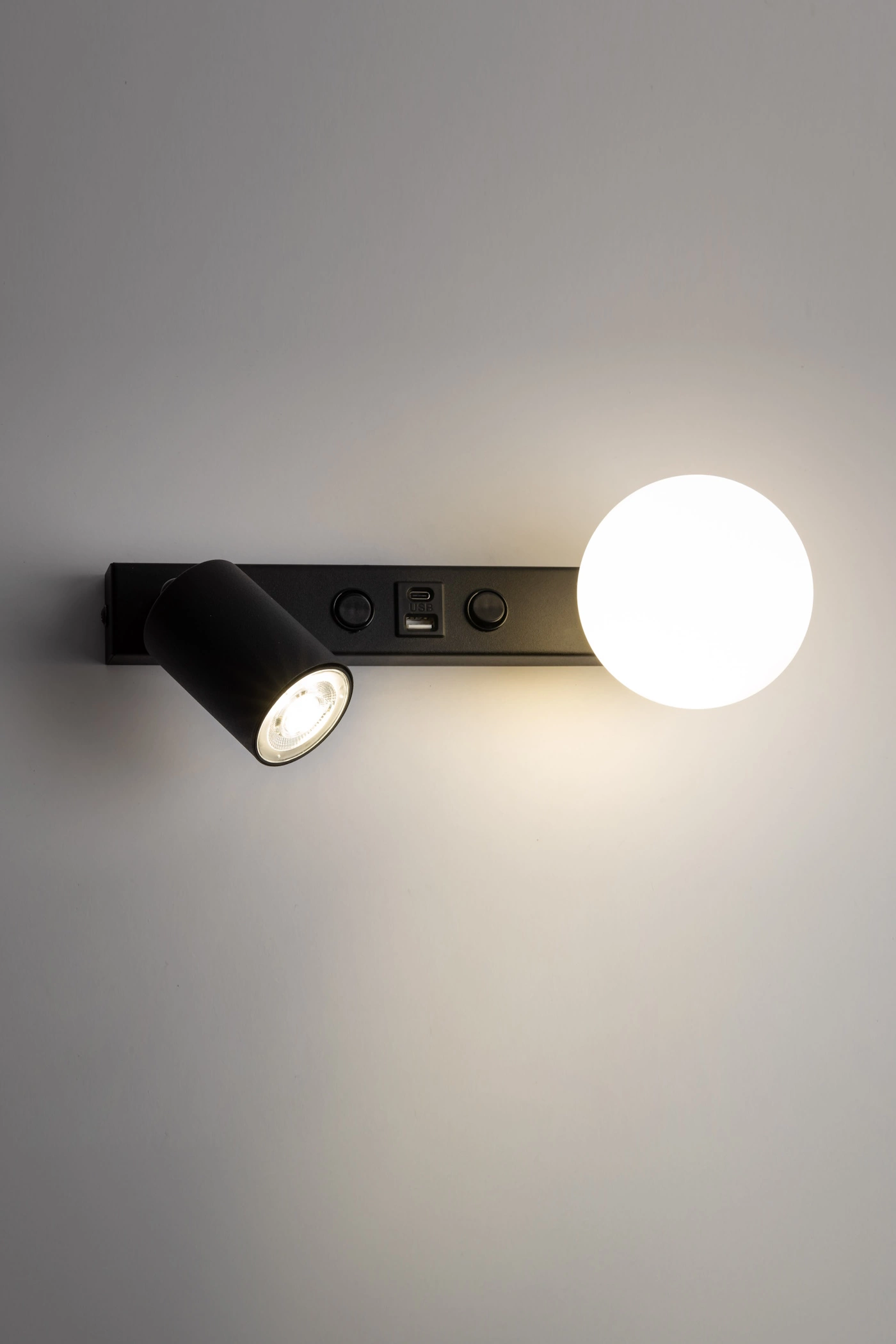   
                        
                        Бра TK LIGHTING (Польша) 31115    
                         В стиле Хай-тек.  
                        Тип источника света: светодиодная лампа, сменная.                                                 Цвета плафонов и подвесок: Белый, Черный.                         Материал: Стекло.                          фото 8