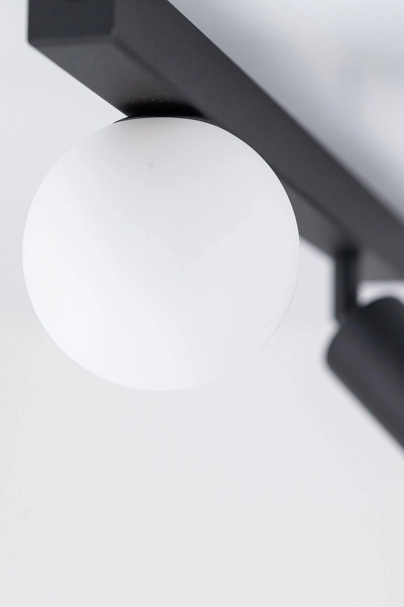   
                        
                        Світильник поворотний TK LIGHTING (Польща) 31116    
                         У стилі Хай-тек.  
                        Тип джерела світла: світлодіодна лампа, змінна.                         Форма: Прямокутник.                         Кольори плафонів і підвісок: Білий, Чорний.                         Матеріал: Скло.                          фото 4