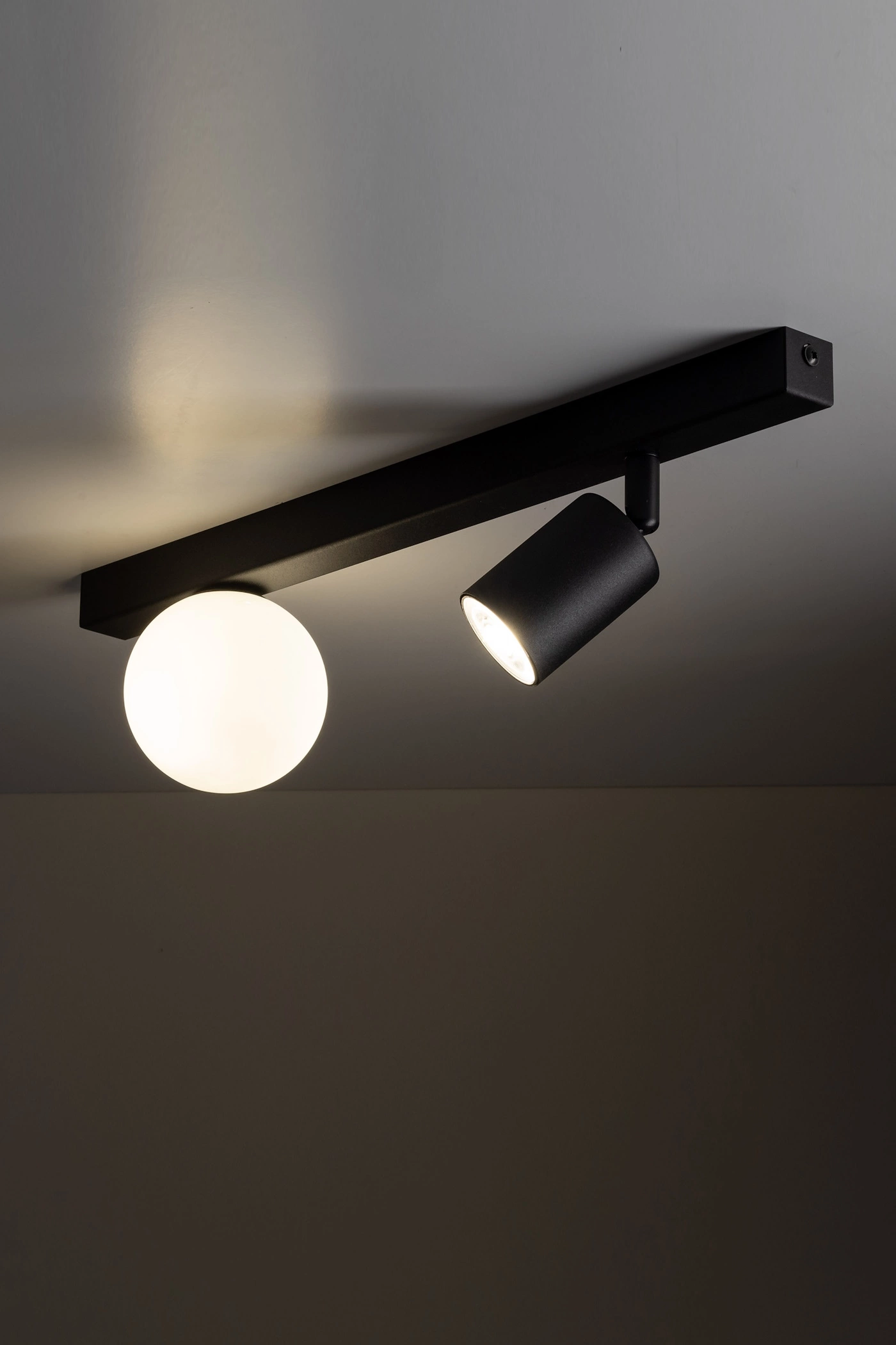   
                        
                        Світильник поворотний TK LIGHTING (Польща) 31116    
                         У стилі Хай-тек.  
                        Тип джерела світла: світлодіодна лампа, змінна.                         Форма: Прямокутник.                         Кольори плафонів і підвісок: Білий, Чорний.                         Матеріал: Скло.                          фото 6
