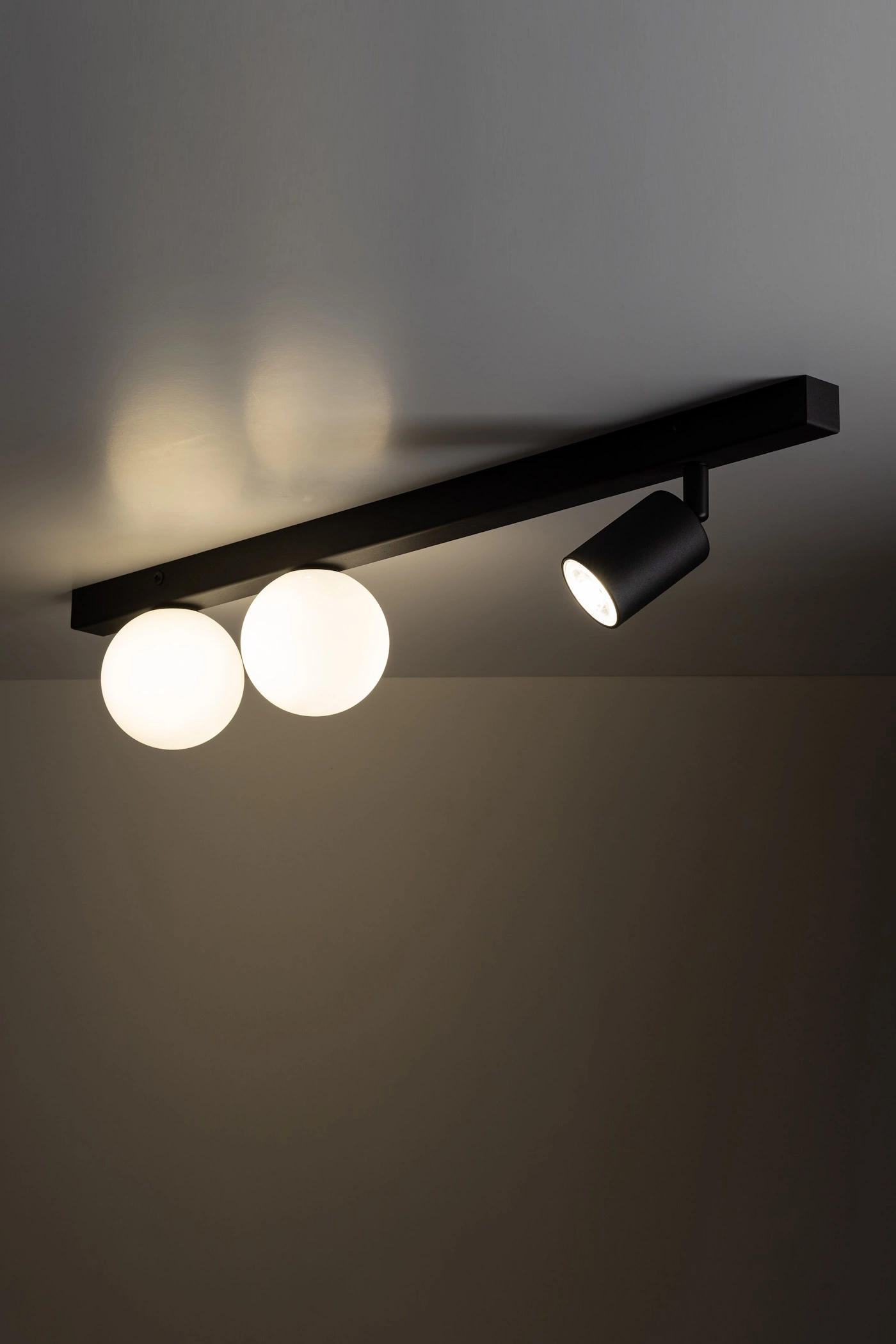   
                        
                        Світильник поворотний TK LIGHTING (Польща) 31117    
                         У стилі Хай-тек, Модерн.  
                        Тип джерела світла: світлодіодна лампа, змінна.                         Форма: Прямокутник.                         Кольори плафонів і підвісок: Білий, Чорний.                         Матеріал: Скло.                          фото 5