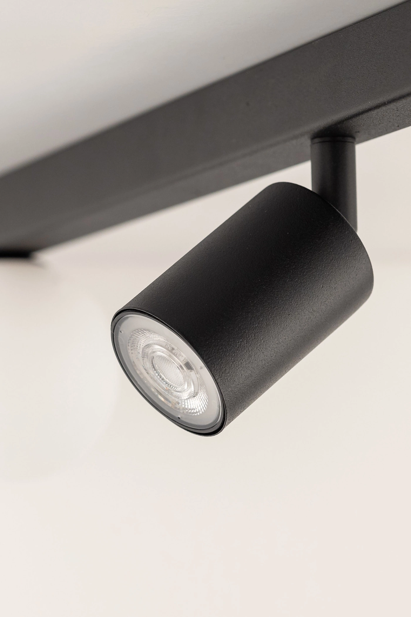   
                        
                        Світильник поворотний TK LIGHTING (Польща) 31184    
                         У стилі Хай-тек.  
                        Тип джерела світла: світлодіодна лампа, змінна.                         Форма: Прямокутник.                         Кольори плафонів і підвісок: Білий, Чорний.                         Матеріал: Скло.                          фото 5