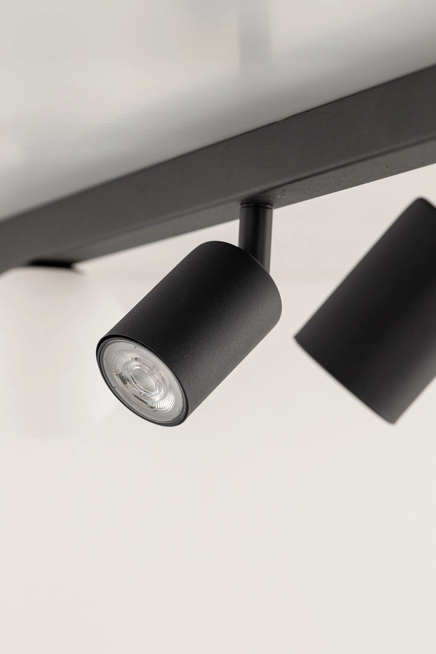   
                        
                        Світильник поворотний TK LIGHTING (Польща) 31185    
                         У стилі Хай-тек, Модерн.  
                        Тип джерела світла: світлодіодна лампа, змінна.                         Форма: Прямокутник.                         Кольори плафонів і підвісок: Білий, Чорний.                         Матеріал: Скло.                          фото 4