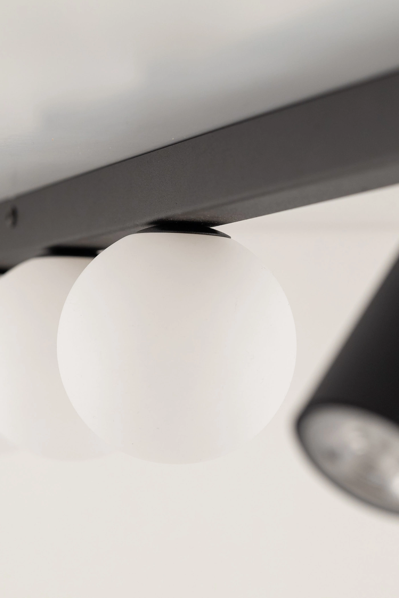   
                        
                        Світильник поворотний TK LIGHTING (Польща) 31185    
                         У стилі Хай-тек, Модерн.  
                        Тип джерела світла: світлодіодна лампа, змінна.                         Форма: Прямокутник.                         Кольори плафонів і підвісок: Білий, Чорний.                         Матеріал: Скло.                          фото 5