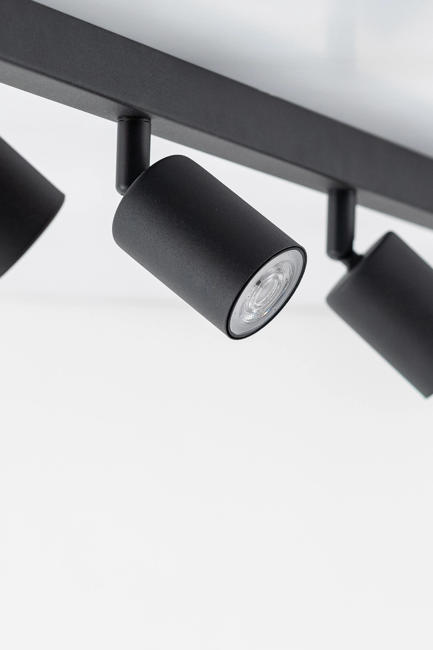   
                        
                        Світильник поворотний TK LIGHTING (Польща) 31186    
                         У стилі Хай-тек, Модерн.  
                        Тип джерела світла: світлодіодна лампа, змінна.                         Форма: Прямокутник.                         Кольори плафонів і підвісок: Білий, Чорний.                         Матеріал: Метал.                          фото 4