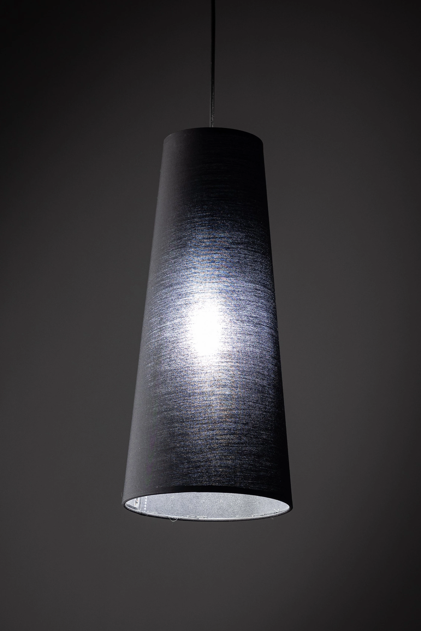   
                        
                        Люстра TK LIGHTING (Польща) 31195    
                         У стилі Модерн.  
                        Тип джерела світла: світлодіодна лампа, змінна.                         Форма: Коло.                         Кольори плафонів і підвісок: Чорний.                         Матеріал: Тканина, Пластик.                          фото 4