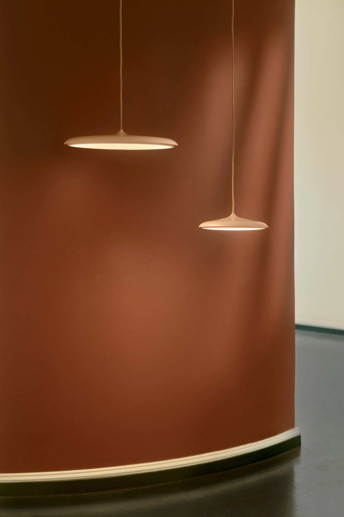   
                        
                        Люстра NORDLUX (Данія) 31420    
                         У стилі Хай-тек.  
                        Тип джерела світла: вбудований led-модуль, незмінний.                         Форма: Коло.                         Кольори плафонів і підвісок: Рожевий.                         Матеріал: Метал, Пластик.                          фото 9
