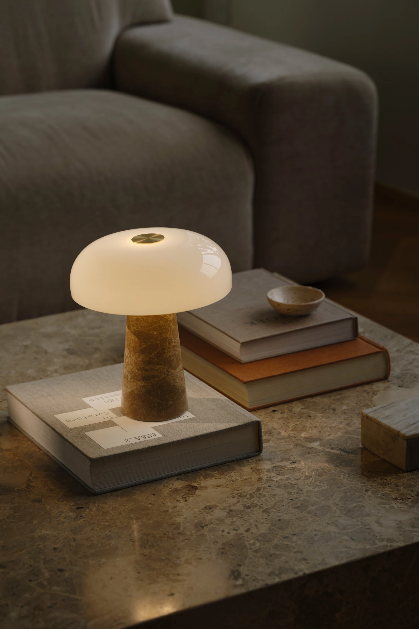 Настільна лампа NORDLUX (Данія) 31424    
                         У стилі Модерн, Класика.  
                        Тип джерела світла: світлодіодна лампа, змінна.                                                 Кольори плафонів і підвісок: Білий.                         Матеріал: Скло.                          фото 5