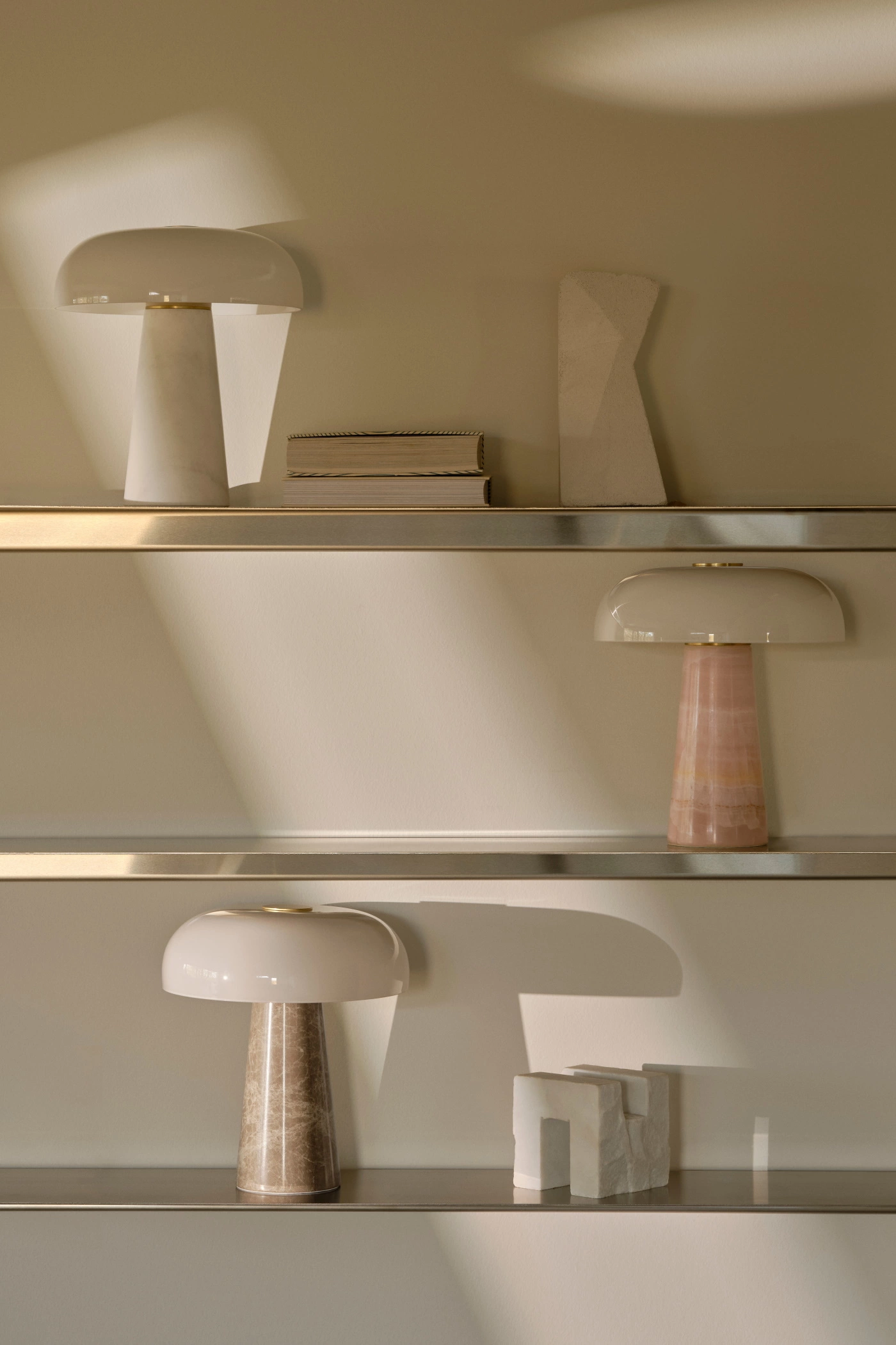 Настільна лампа NORDLUX (Данія) 31426    
                         У стилі Модерн, Класика.  
                        Тип джерела світла: світлодіодна лампа, змінна.                                                 Кольори плафонів і підвісок: Білий.                         Матеріал: Скло.                          фото 12