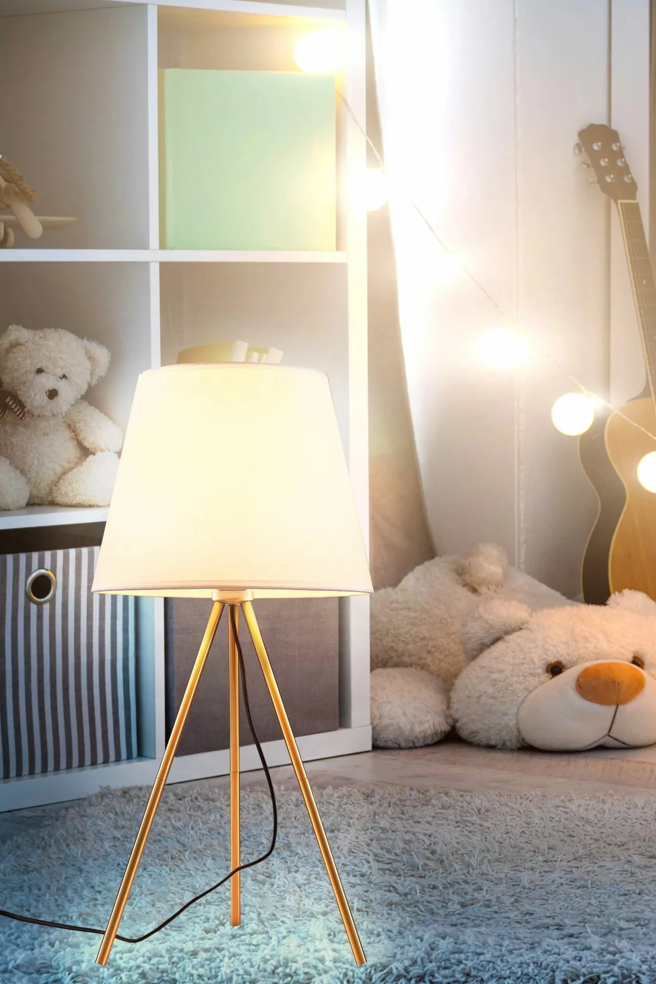   
                        
                        Настольная лампа GOLDLUX (Польша) 32137    
                         В стиле Классика, Модерн.  
                        Тип источника света: светодиодная лампа, сменная.                                                 Цвета плафонов и подвесок: Белый.                         Материал: Ткань, Пластик.                          фото 3