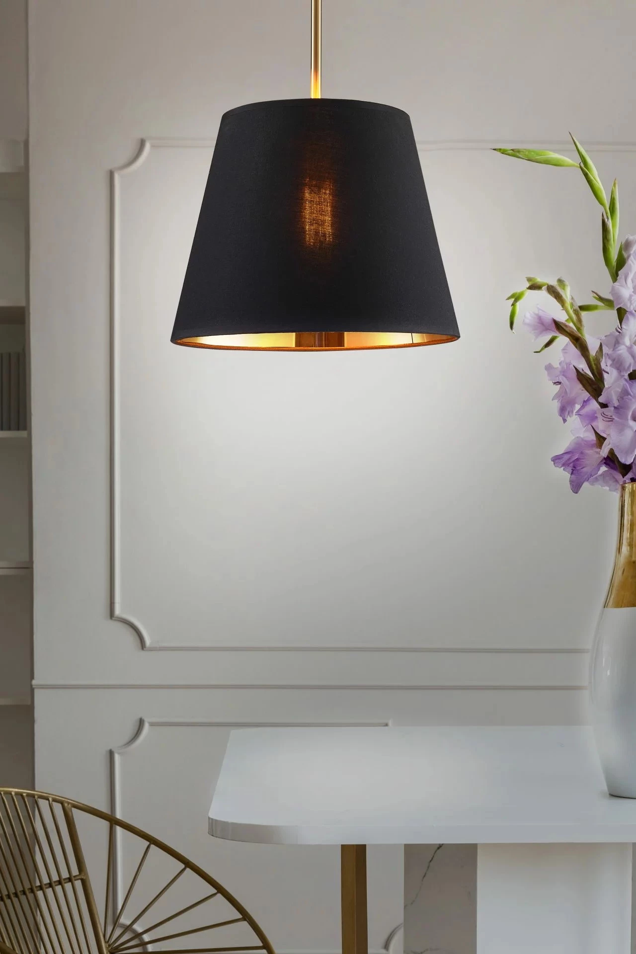   
                        
                        Люстра GOLDLUX (Польша) 32139    
                         В стиле Классика, Модерн.  
                        Тип источника света: светодиодная лампа, сменная.                                                 Цвета плафонов и подвесок: Черный, Латунь.                         Материал: Пластик, Ткань.                          фото 3