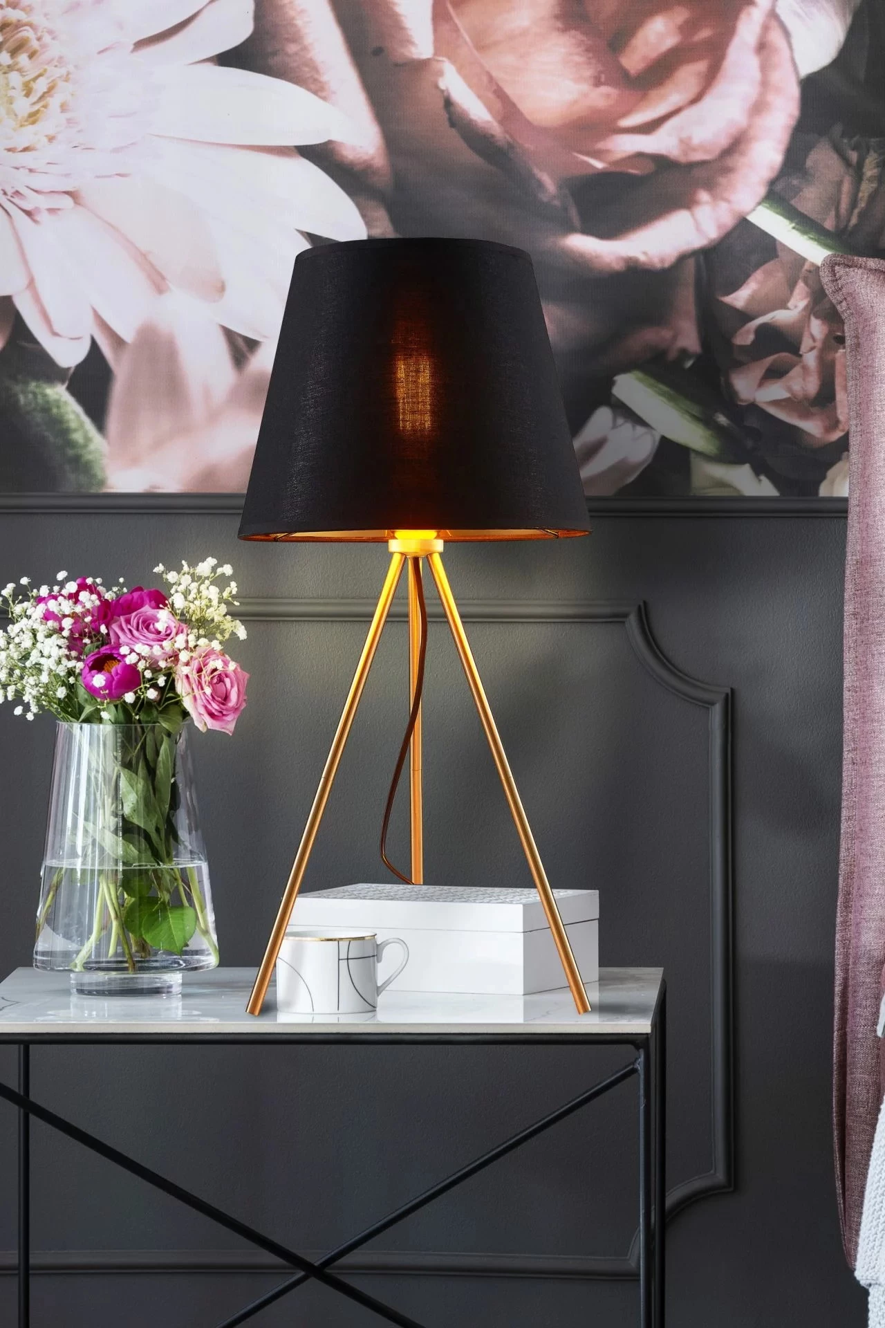   
                        
                        Настольная лампа GOLDLUX (Польша) 32141    
                         В стиле Классика, Модерн.  
                        Тип источника света: светодиодная лампа, сменная.                                                 Цвета плафонов и подвесок: Черный, Латунь.                         Материал: Ткань, Пластик.                          фото 3