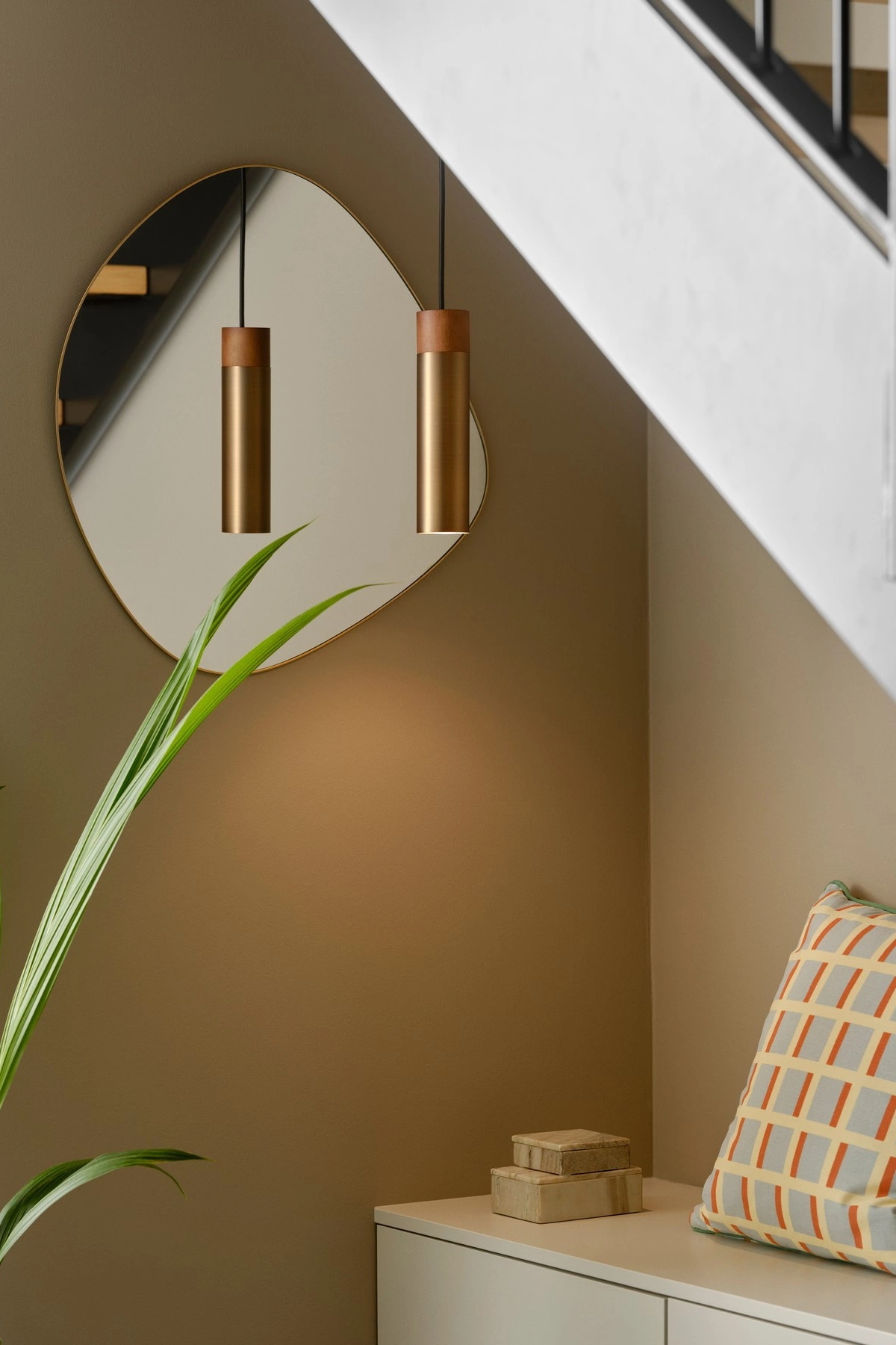   
                        
                        Люстра NORDLUX (Дания) 32607    
                         В стиле Скандинавский.  
                        Тип источника света: светодиодная лампа, сменная.                         Форма: Цилиндр.                         Цвета плафонов и подвесок: Латунь, Коричневый.                         Материал: Металл, Дерево.                          фото 8