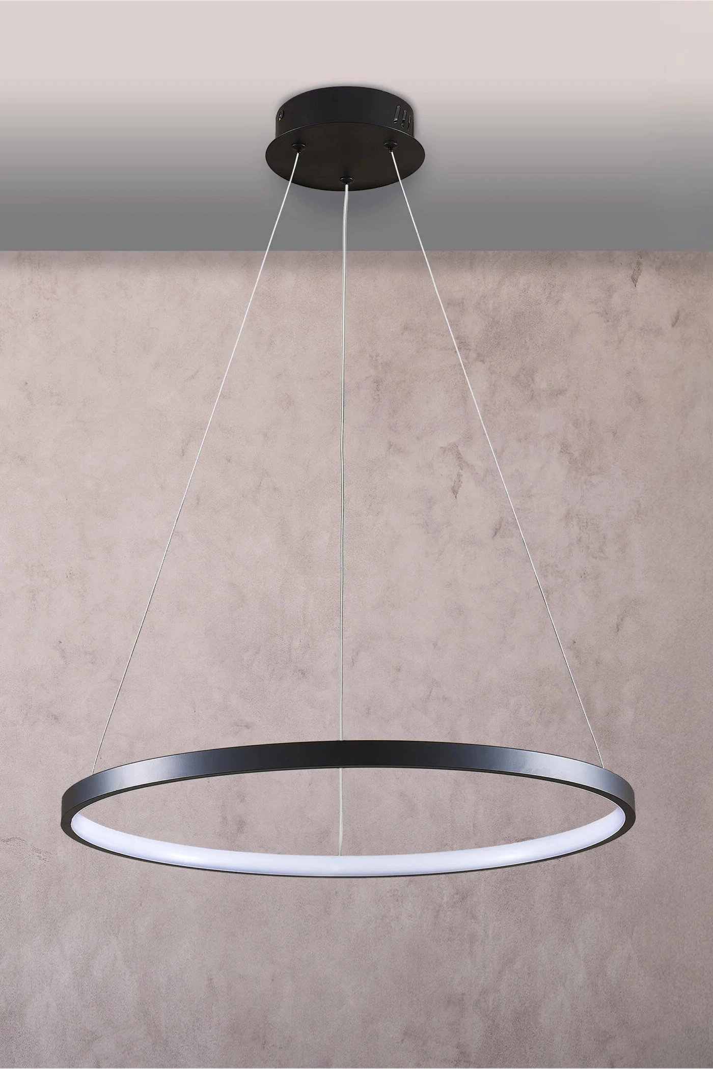   
                        
                        Люстра GOLDLUX (Польша) 32688    
                         В стиле Хай-тек.  
                        Тип источника света: встроенный led-модуль, несъемный.                         Форма: Круг.                         Цвета плафонов и подвесок: Черный, Белый.                         Материал: Алюминий, Пластик.                          фото 4