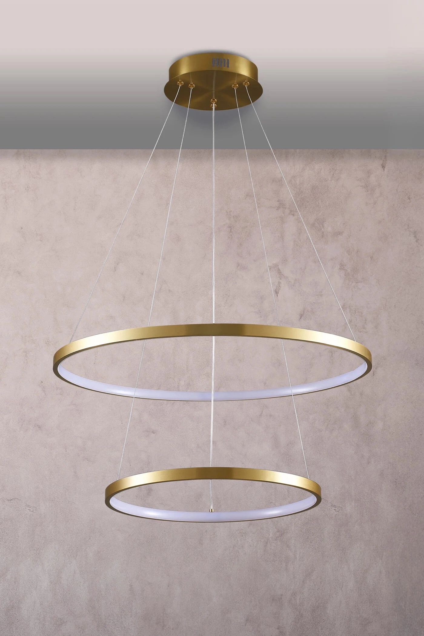   
                        
                        Люстра GOLDLUX (Польша) 32830    
                         В стиле Хай-тек.  
                        Тип источника света: встроенный led-модуль, несъемный.                         Форма: Круг.                         Цвета плафонов и подвесок: Золото, Белый.                         Материал: Алюминий, Силикон.                          фото 3