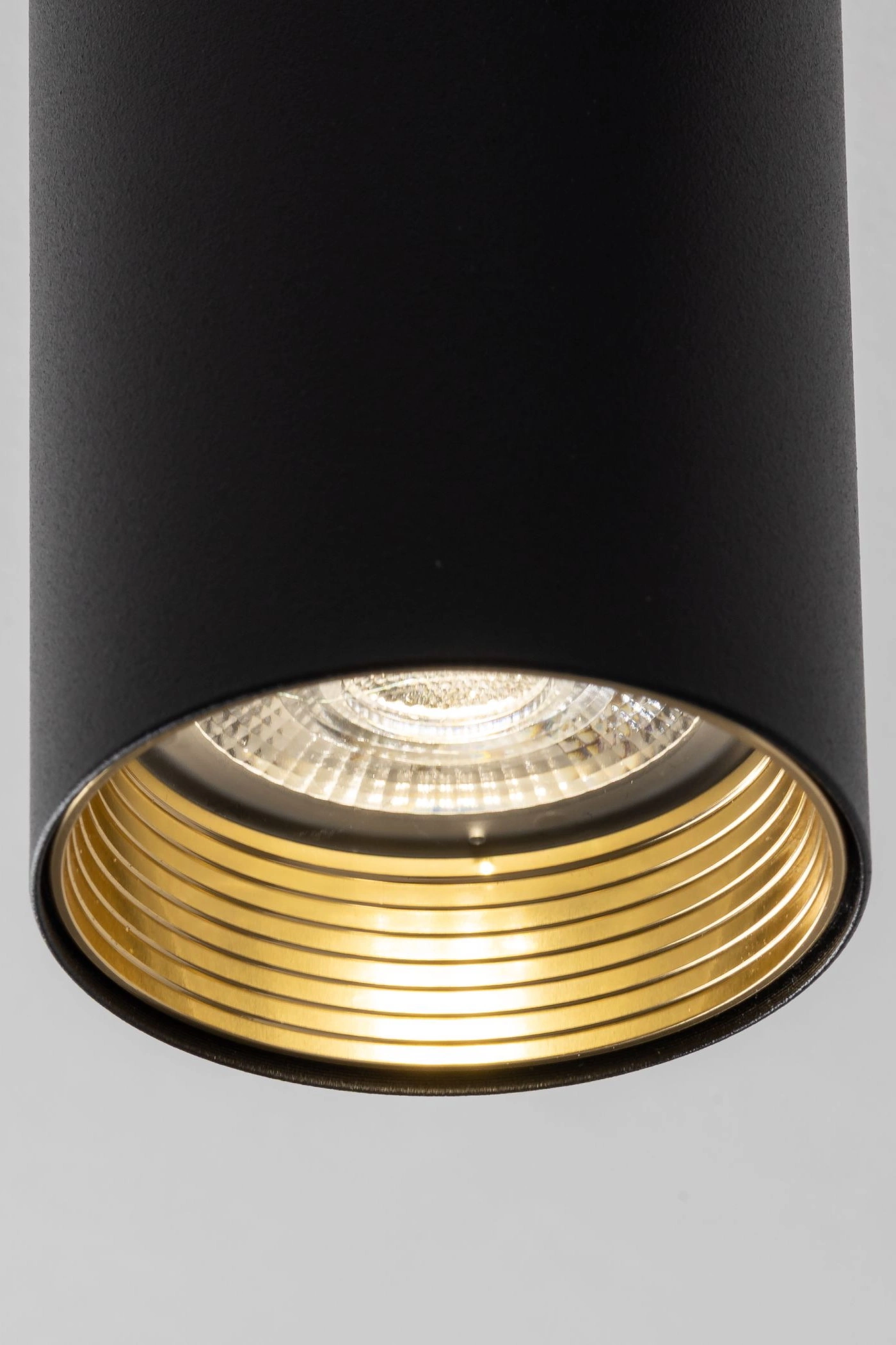   
                        
                        Точечный светильник TK LIGHTING (Польша) 33456    
                         В стиле Хай-тек.  
                        Тип источника света: светодиодная лампа, сменная.                         Форма: Цилиндр.                         Цвета плафонов и подвесок: Черный, Золото.                         Материал: Металл, Пластик.                          фото 9