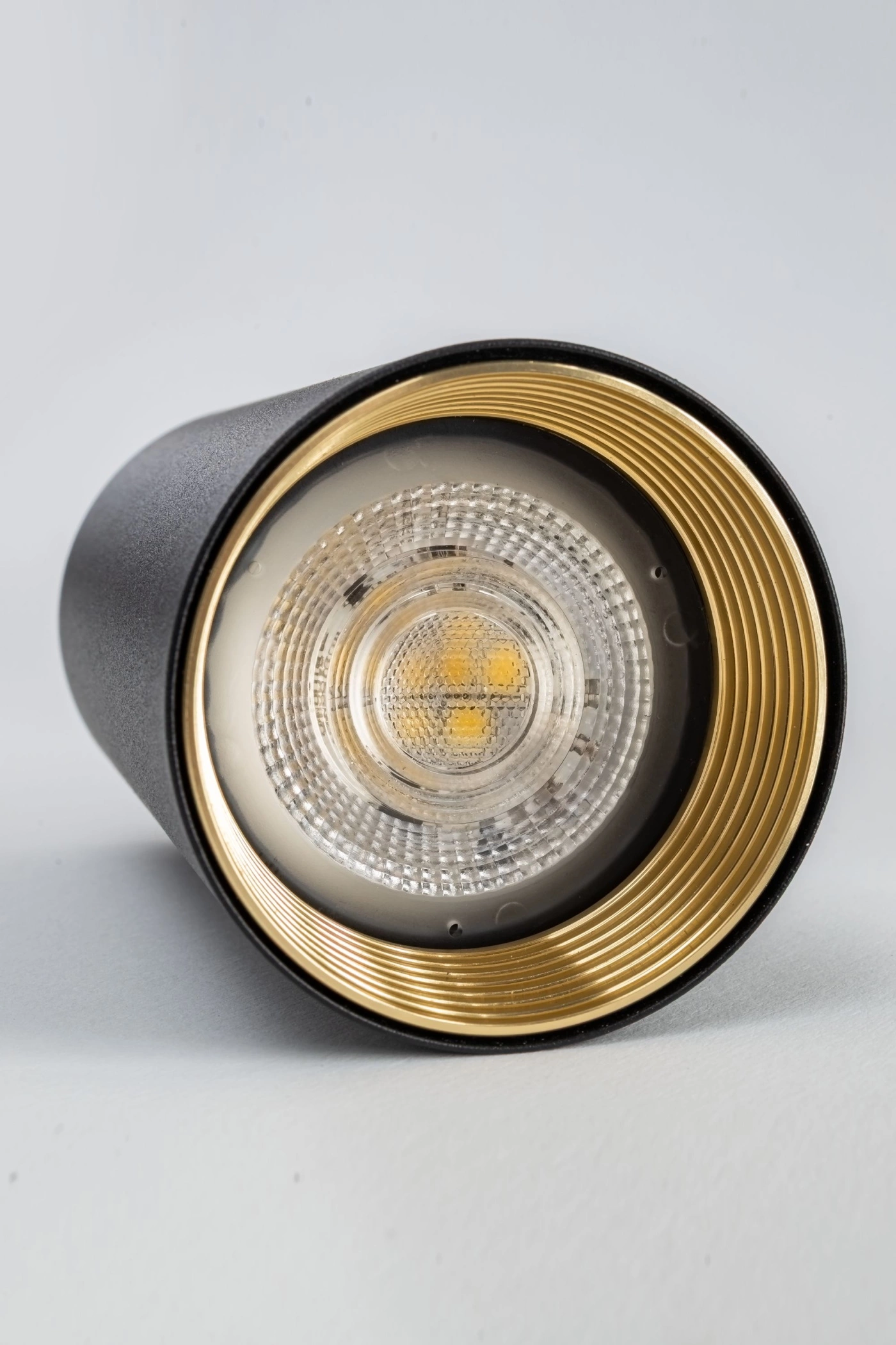   
                        
                        Точечный светильник TK LIGHTING (Польша) 33456    
                         В стиле Хай-тек.  
                        Тип источника света: светодиодная лампа, сменная.                         Форма: Цилиндр.                         Цвета плафонов и подвесок: Черный, Золото.                         Материал: Металл, Пластик.                          фото 10
