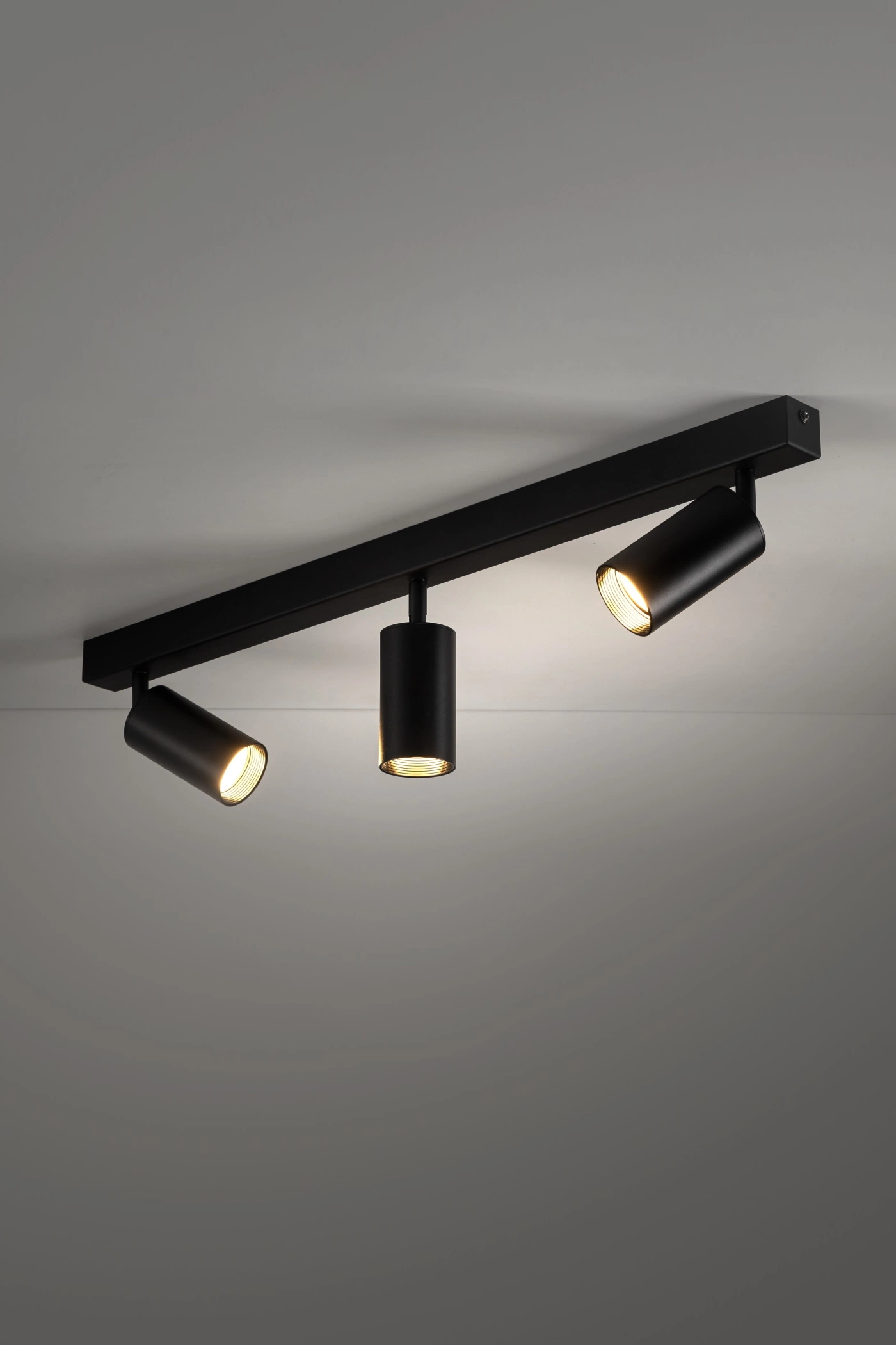   
                        
                        Светильник поворотный TK LIGHTING (Польша) 33461    
                         В стиле Хай-тек.  
                        Тип источника света: светодиодная лампа, сменная.                         Форма: Прямоугольник.                         Цвета плафонов и подвесок: Черный, Золото.                         Материал: Металл, Пластик.                          фото 11
