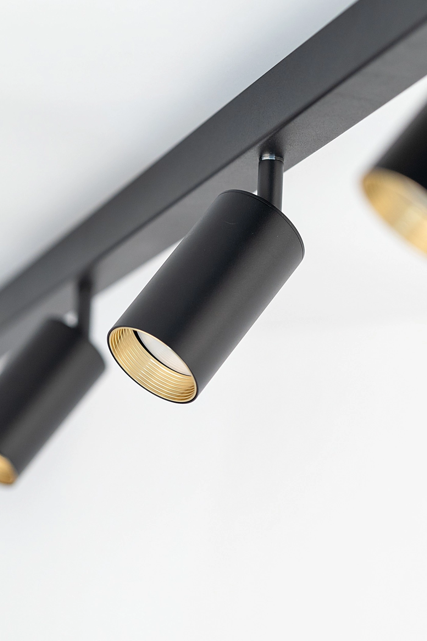   
                        
                        Світильник поворотний TK LIGHTING (Польща) 33462    
                         У стилі Хай-тек.  
                        Тип джерела світла: світлодіодна лампа, змінна.                         Форма: Прямокутник.                         Кольори плафонів і підвісок: Чорний, Золото.                         Матеріал: Метал, Пластик.                          фото 8