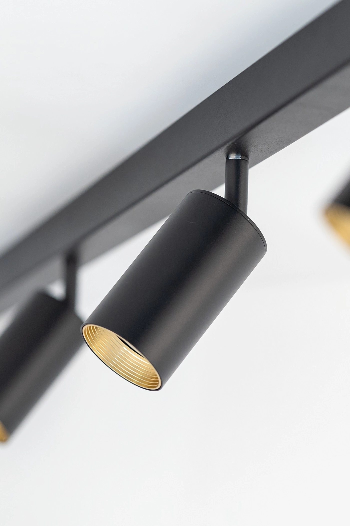   
                        
                        Світильник поворотний TK LIGHTING (Польща) 33462    
                         У стилі Хай-тек.  
                        Тип джерела світла: світлодіодна лампа, змінна.                         Форма: Прямокутник.                         Кольори плафонів і підвісок: Чорний, Золото.                         Матеріал: Метал, Пластик.                          фото 9