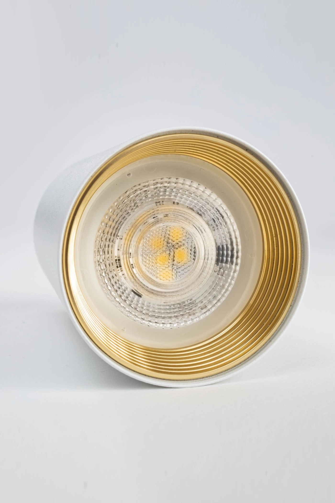   
                        
                        Точковий світильник TK LIGHTING (Польща) 33464    
                         У стилі Хай-тек.  
                        Тип джерела світла: світлодіодна лампа, змінна.                         Форма: Циліндр.                         Кольори плафонів і підвісок: Білий, Золото.                         Матеріал: Метал, Пластик.                          фото 6