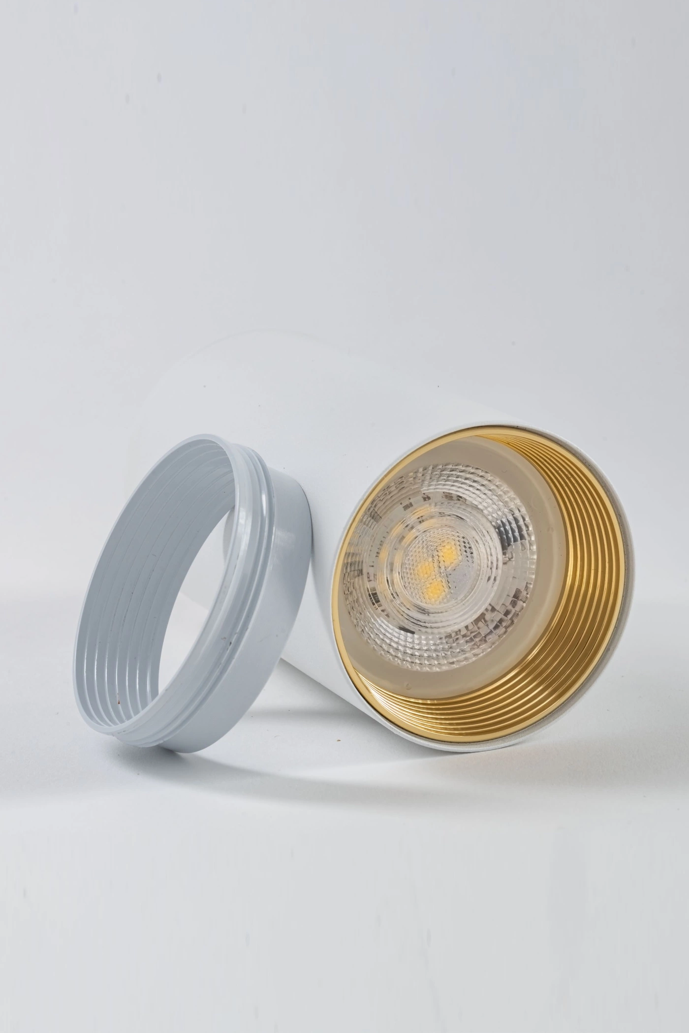   
                        
                        Точковий світильник TK LIGHTING (Польща) 33464    
                         У стилі Хай-тек.  
                        Тип джерела світла: світлодіодна лампа, змінна.                         Форма: Циліндр.                         Кольори плафонів і підвісок: Білий, Золото.                         Матеріал: Метал, Пластик.                          фото 8