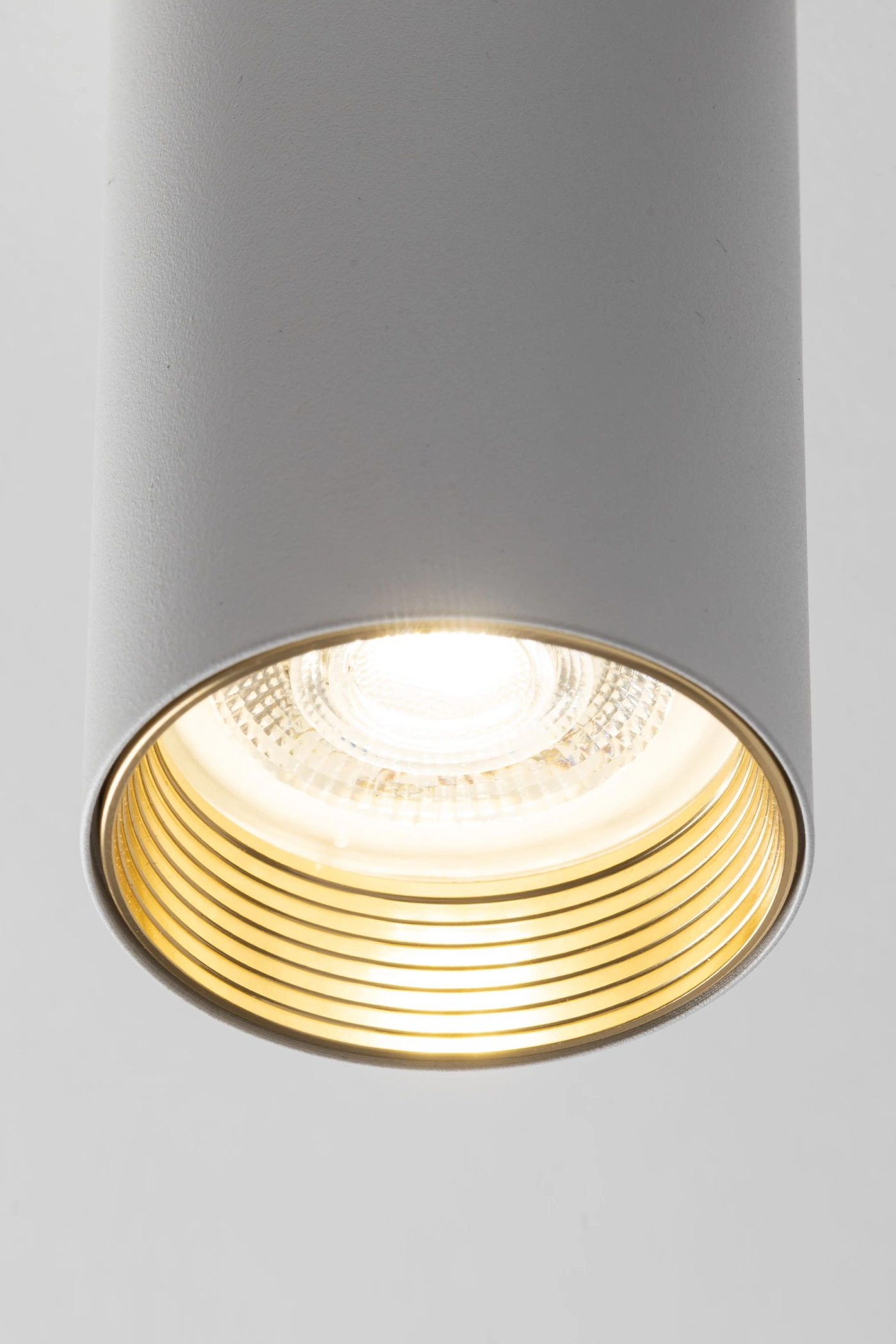   
                        
                        Точковий світильник TK LIGHTING (Польща) 33464    
                         У стилі Хай-тек.  
                        Тип джерела світла: світлодіодна лампа, змінна.                         Форма: Циліндр.                         Кольори плафонів і підвісок: Білий, Золото.                         Матеріал: Метал, Пластик.                          фото 9