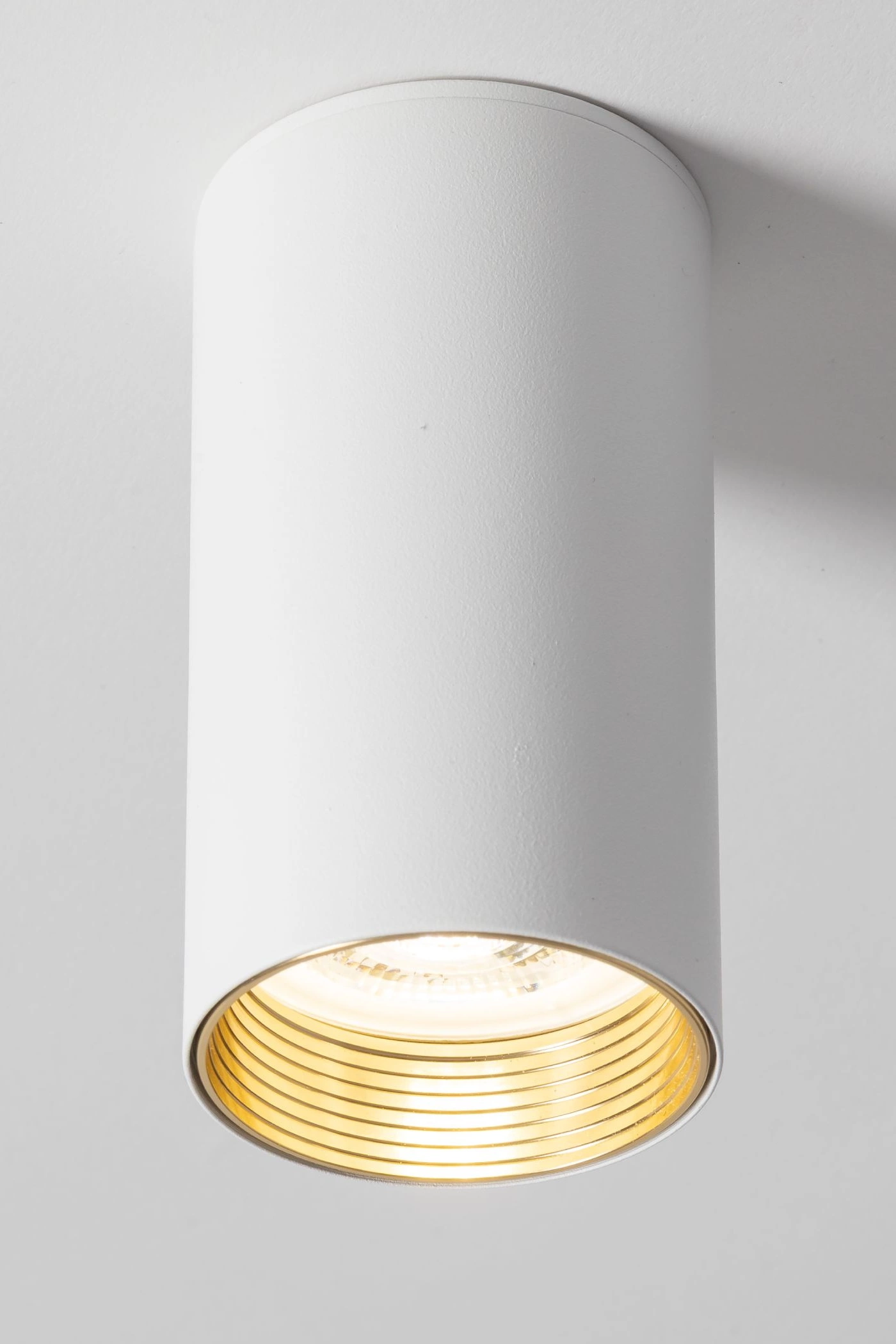   
                        
                        Точковий світильник TK LIGHTING (Польща) 33464    
                         У стилі Хай-тек.  
                        Тип джерела світла: світлодіодна лампа, змінна.                         Форма: Циліндр.                         Кольори плафонів і підвісок: Білий, Золото.                         Матеріал: Метал, Пластик.                          фото 10