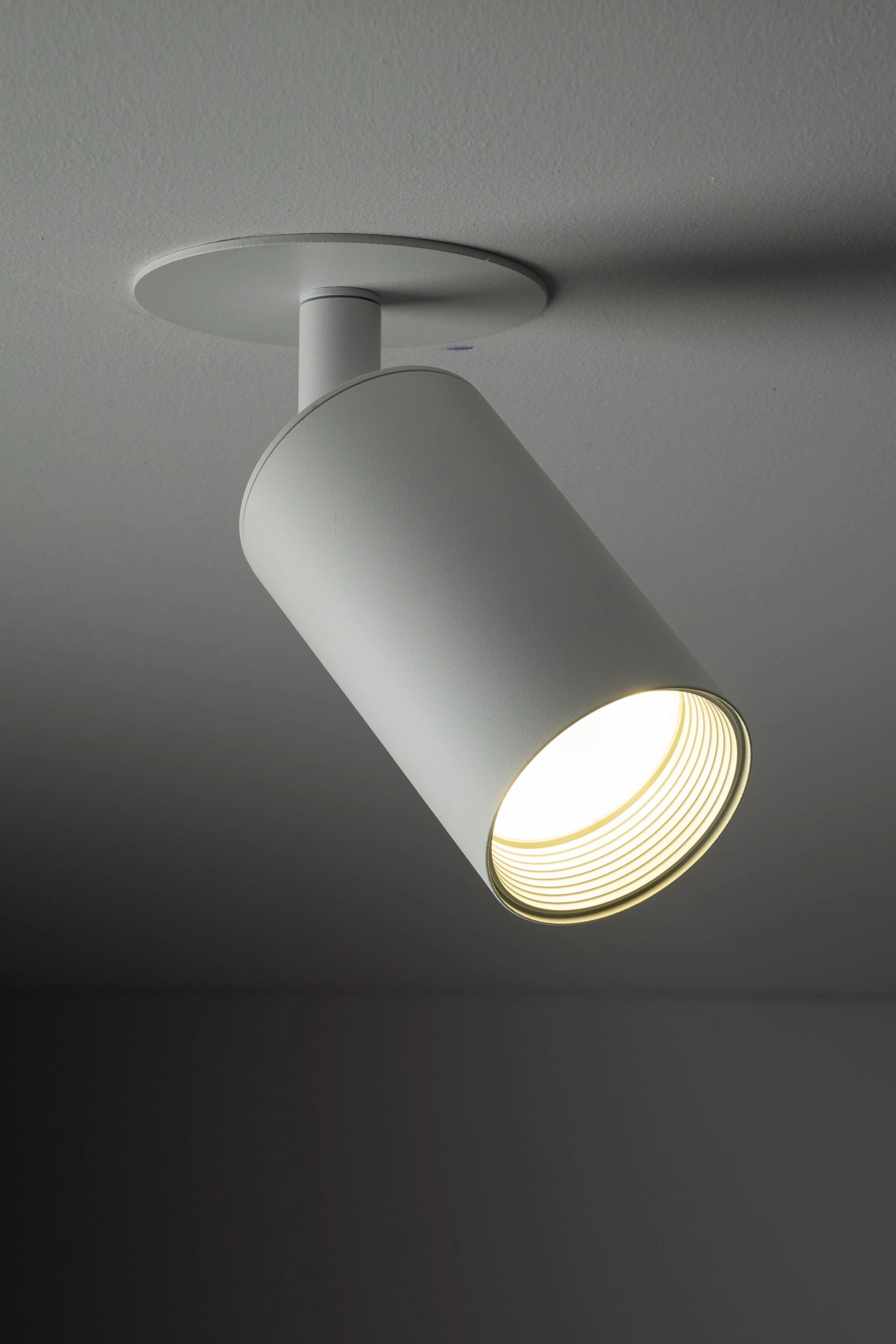   
                        
                        Точечный светильник TK LIGHTING (Польша) 33465    
                         В стиле Хай-тек.  
                        Тип источника света: светодиодная лампа, сменная.                         Форма: Цилиндр.                         Цвета плафонов и подвесок: Белый, Золото.                         Материал: Металл, Пластик.                          фото 10