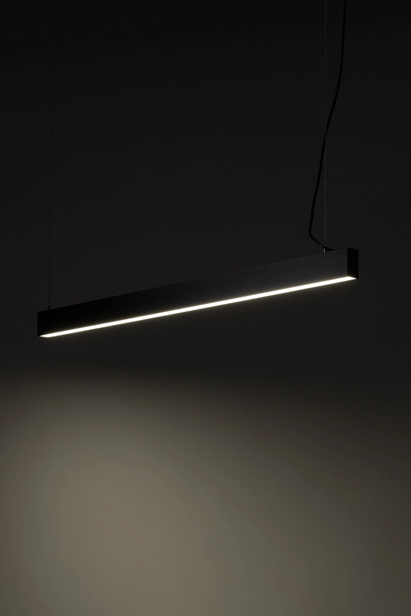   
                        
                        Люстра TK LIGHTING (Польща) 33469    
                         У стилі Хай-тек.  
                        Тип джерела світла: вбудований led-модуль, незмінний.                         Форма: Прямокутник.                         Кольори плафонів і підвісок: Чорний, Білий.                         Матеріал: Алюміній, Пластик.                          фото 7