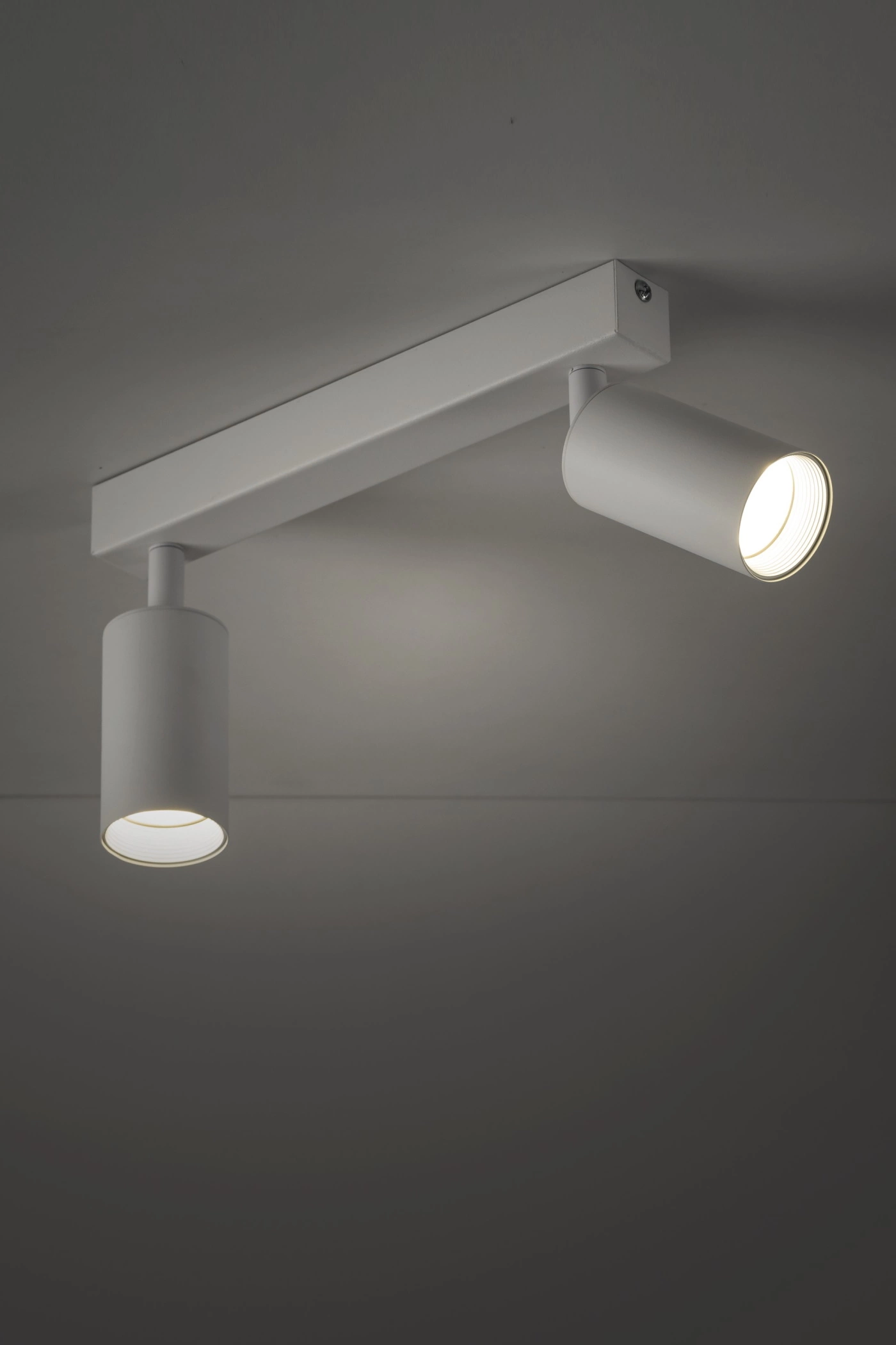   
                        
                        Светильник поворотный TK LIGHTING (Польша) 33476    
                         В стиле Хай-тек.  
                        Тип источника света: светодиодная лампа, сменная.                         Форма: Прямоугольник.                         Цвета плафонов и подвесок: Белый, Золото.                         Материал: Металл, Пластик.                          фото 12