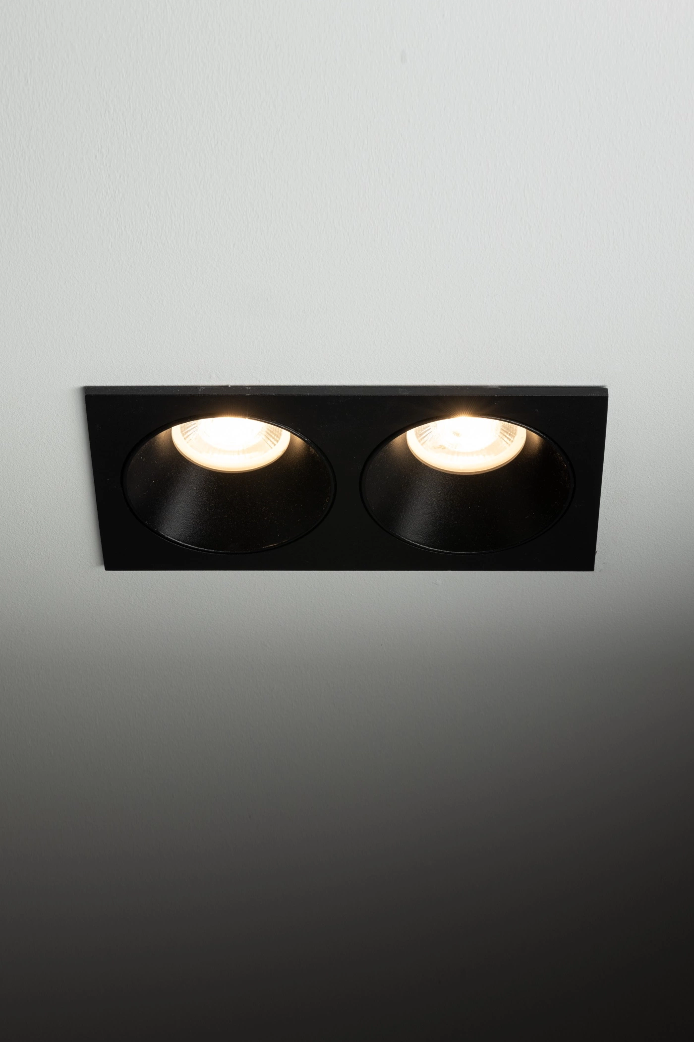   
                        
                        Світильник вуличний TK LIGHTING (Польща) 33515    
                         У стилі Хай-тек.  
                        Тип джерела світла: світлодіодна лампа, змінна.                         Форма: Прямокутник.                         Кольори плафонів і підвісок: Чорний.                         Матеріал: Сталь, Алюміній, Скло.                          фото 7