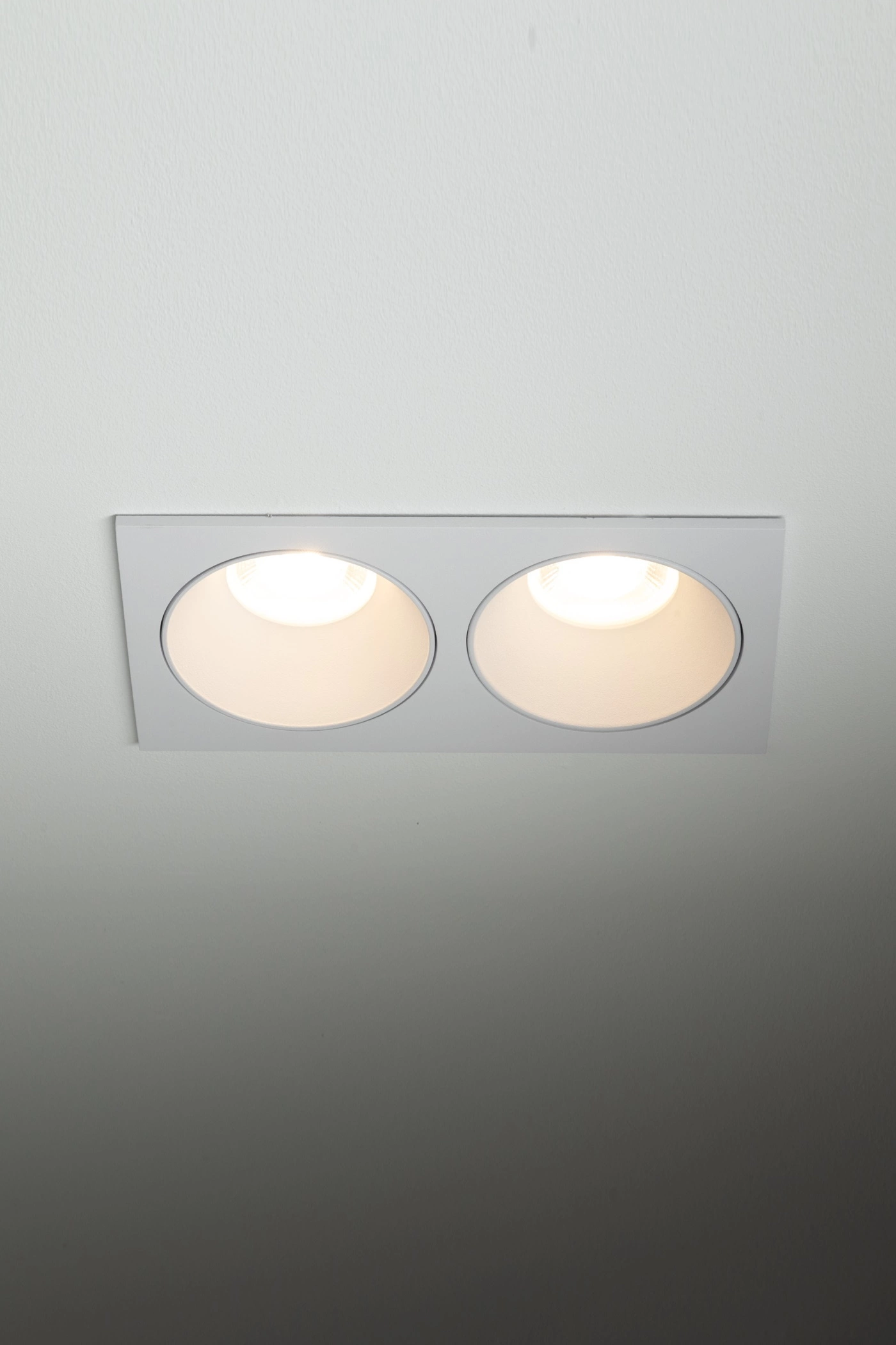   
                        
                        Світильник вуличний TK LIGHTING (Польща) 33516    
                         У стилі Хай-тек.  
                        Тип джерела світла: світлодіодна лампа, змінна.                         Форма: Коло.                         Кольори плафонів і підвісок: Білий.                         Матеріал: Сталь, Алюміній, Скло.                          фото 7