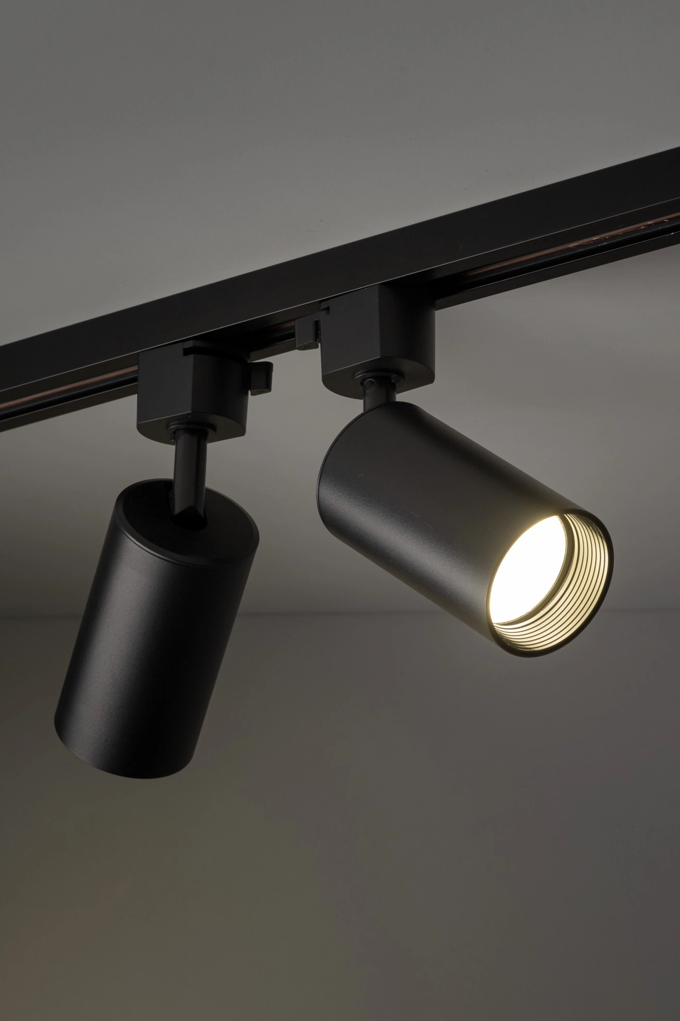   
                        
                        Трековий світильник TK LIGHTING (Польща) 33530    
                         У стилі Хай-тек.  
                        Тип джерела світла: світлодіодна лампа, змінна.                                                 Кольори плафонів і підвісок: Чорний, Золото.                         Матеріал: Метал, Пластик.                          фото 9