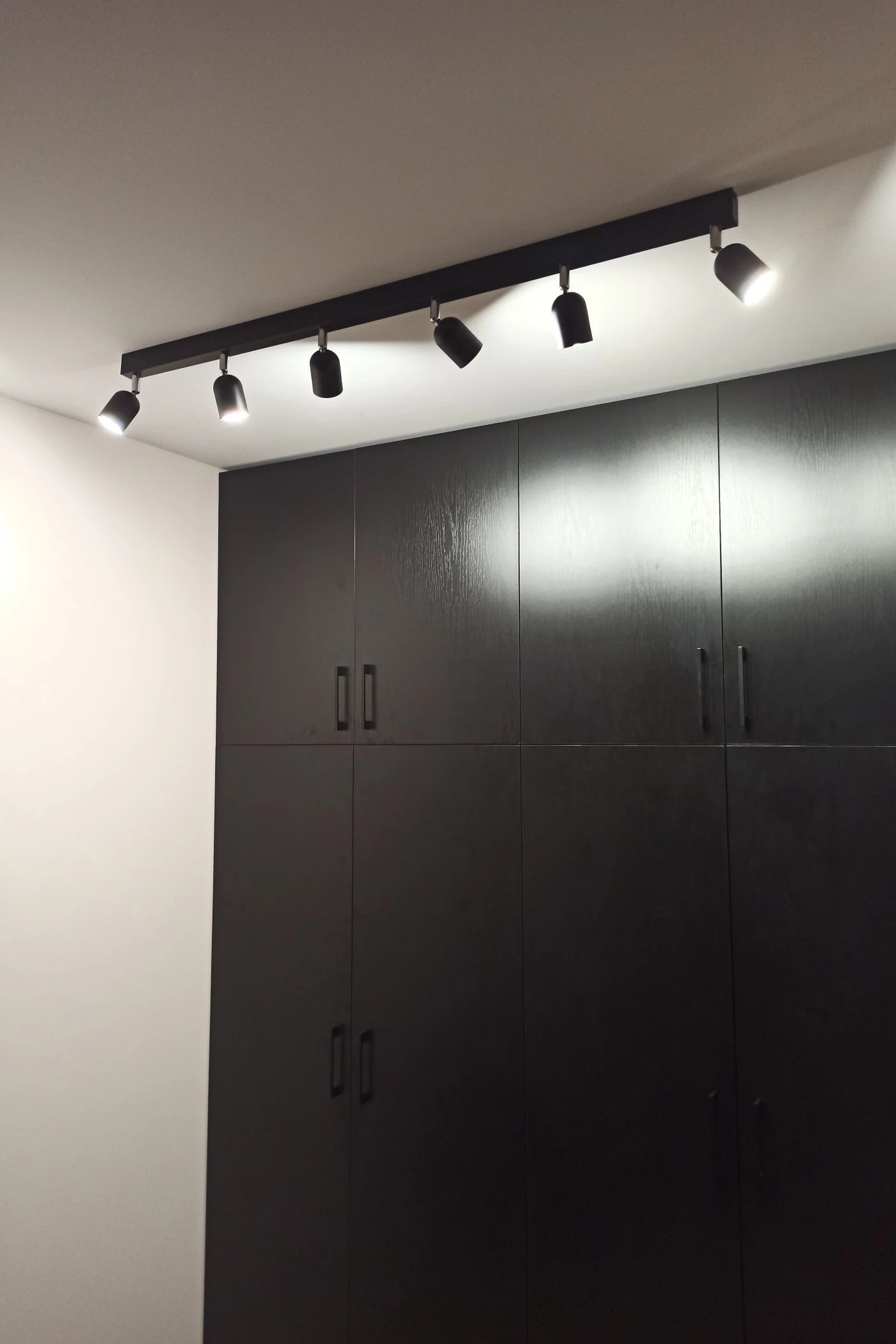   
                        
                        Світильник поворотний TK LIGHTING (Польща) 33580    
                         У стилі Лофт.  
                        Тип джерела світла: світлодіодна лампа, змінна.                         Форма: Прямокутник.                         Кольори плафонів і підвісок: Чорний.                         Матеріал: Метал.                          фото 2
