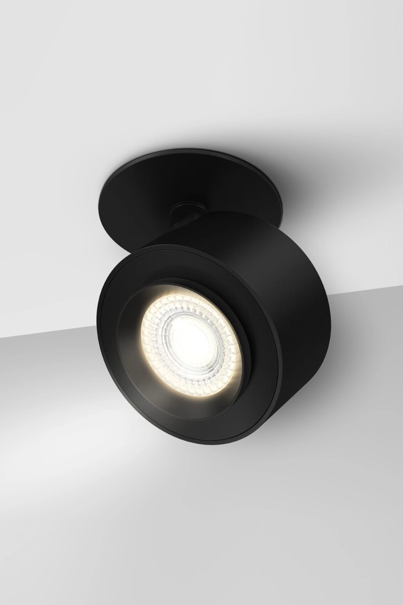   
                        
                        Точечный светильник MAYTONI (Германия) 33688    
                         в стиле Хай-тек.  
                        Тип источника света: встроенный led-модуль, несъемный.                         Форма: Круг.                         Цвета плафонов и подвесок: Черный.                         Материал: Алюминий.                          фото 3