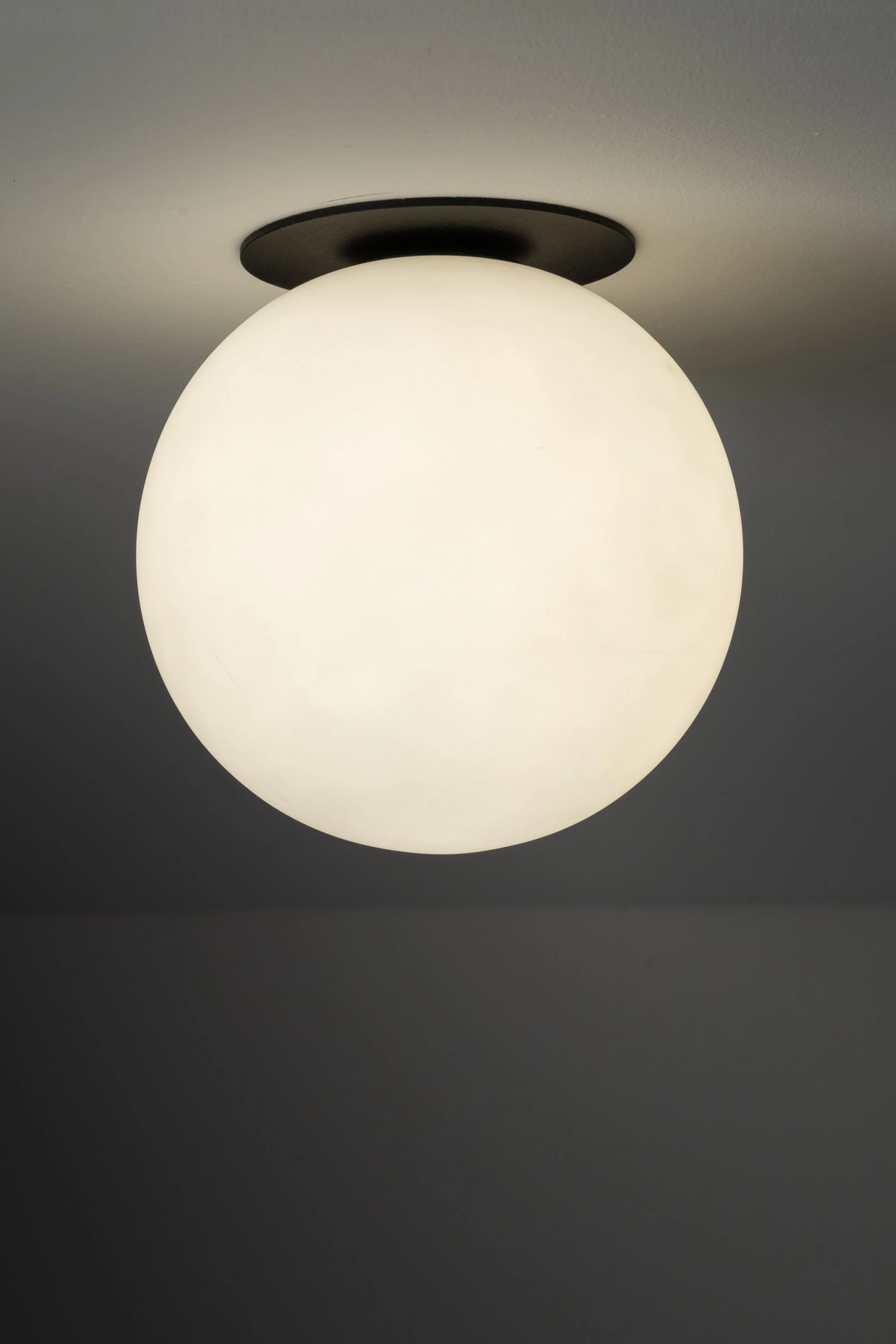   
                        
                        Точковий світильник TK LIGHTING (Польща) 33825    
                         У стилі Модерн.  
                        Тип джерела світла: світлодіодна лампа, змінна.                         Форма: Куля.                         Кольори плафонів і підвісок: Білий.                         Матеріал: Пластик.                          фото 5