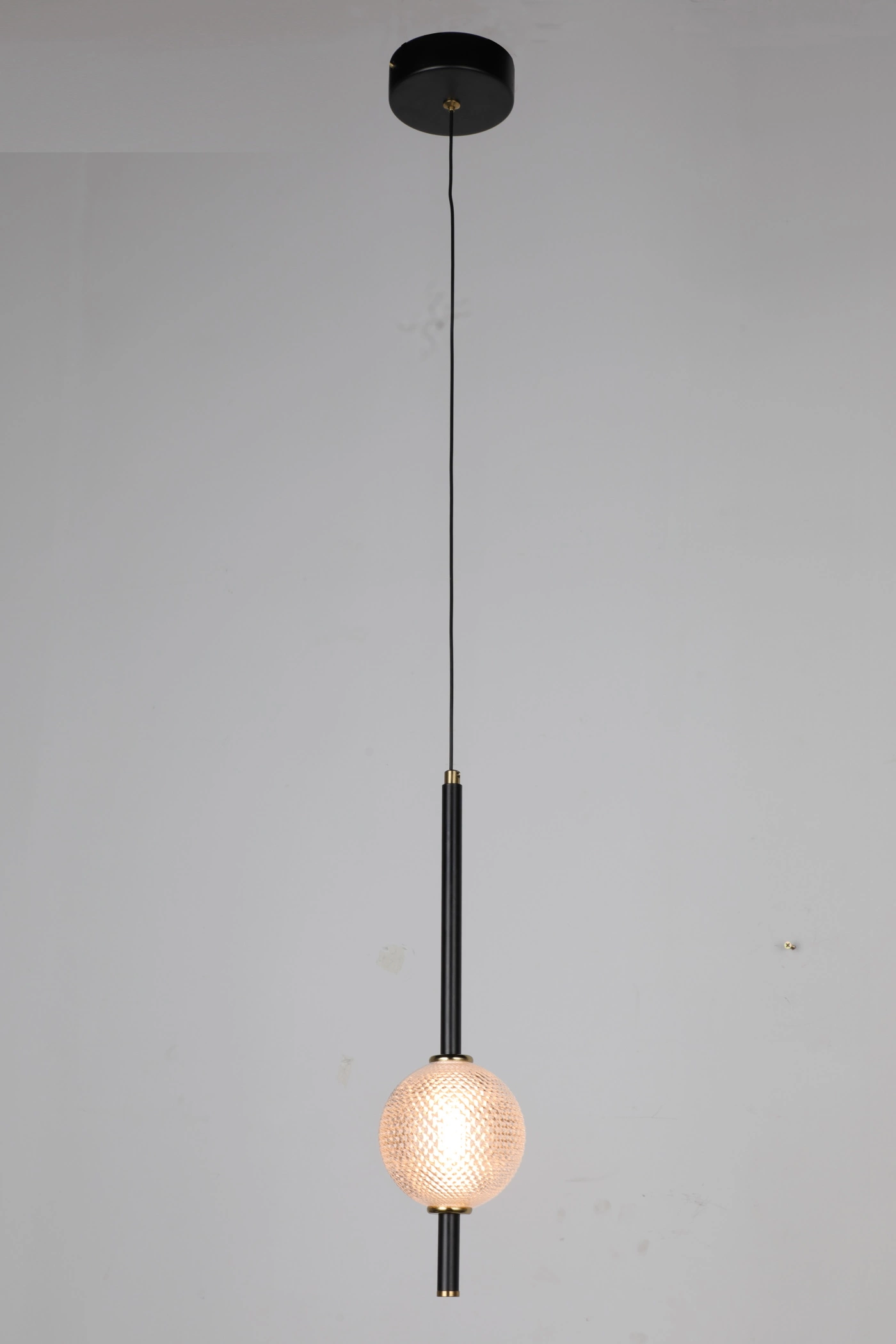   
                        
                        Люстра LAGUNA LIGHTING (Україна) 35238    
                         У стилі Хай-тек.  
                        Тип джерела світла: вбудований led-модуль, незмінний.                         Форма: Куля.                         Кольори плафонів і підвісок: Прозорий, Чорний, Золото.                         Матеріал: Скло.                          фото 1