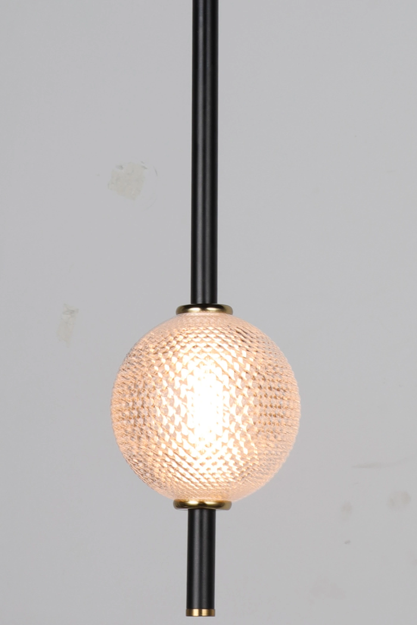   
                        
                        Люстра LAGUNA LIGHTING (Україна) 35238    
                         У стилі Хай-тек.  
                        Тип джерела світла: вбудований led-модуль, незмінний.                         Форма: Куля.                         Кольори плафонів і підвісок: Прозорий, Чорний, Золото.                         Матеріал: Скло.                          фото 2