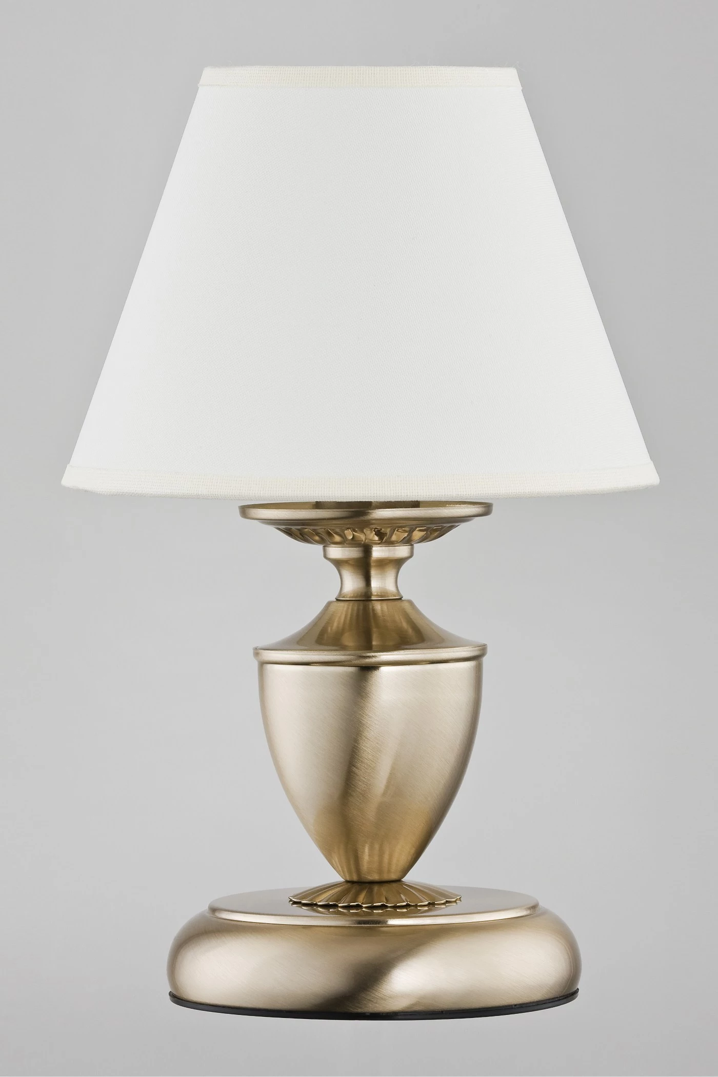   
                        Настільна лампа ALFA (Польща) 35426    
                         у стилі класика.  
                        Тип джерела світла: cвітлодіодні led, енергозберігаючі, розжарювання.                                                 Кольори плафонів і підвісок: білий.                         Матеріал: тканина.                          фото 1