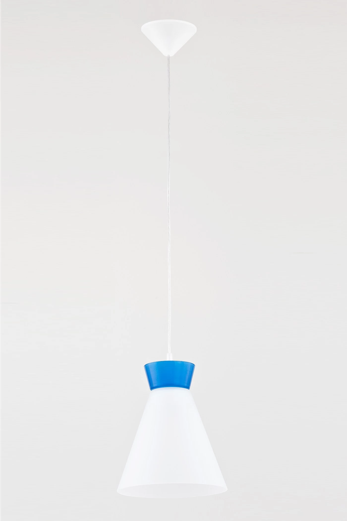   
                        
                        Люстра ALFA (Польща) 35545    
                         у стилі Модерн.  
                        Тип джерела світла: світлодіодна лампа, змінна.                         Форма: Коло.                         Кольори плафонів і підвісок: Білий, Синій.                         Матеріал: Скло.                          фото 1